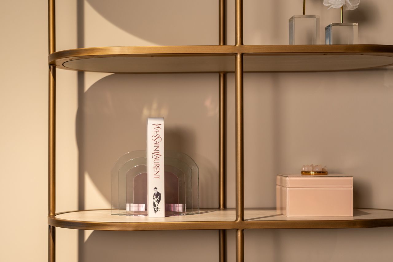 Buchstütze ALISSIA aus rosa Glas