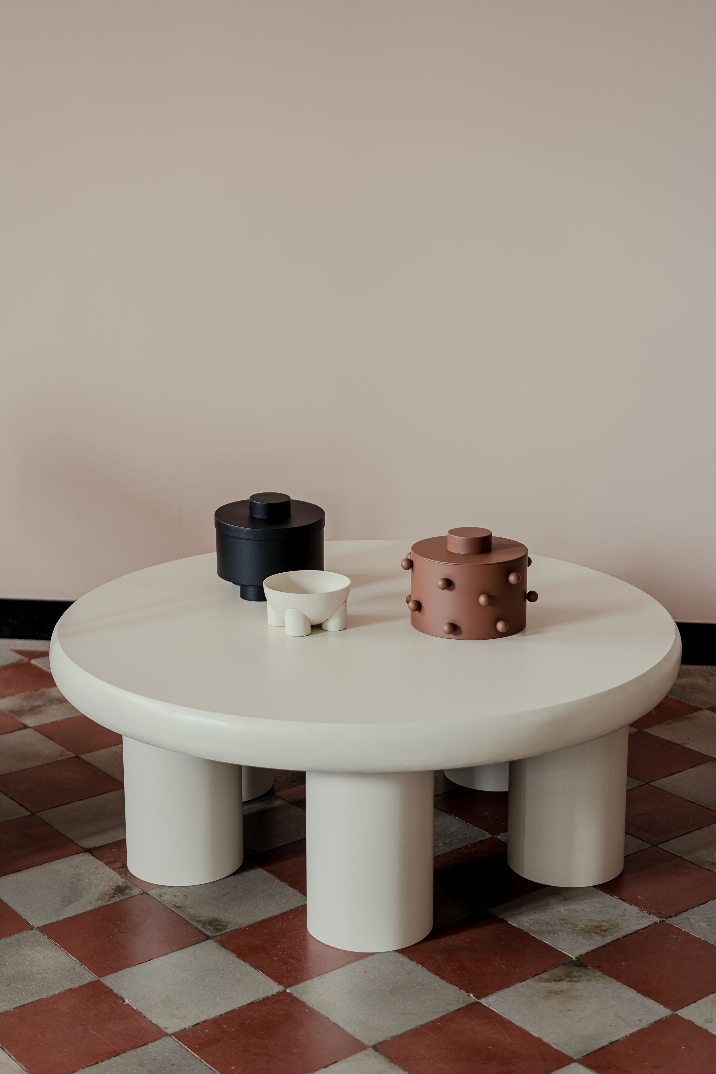 Stolik kawowy ZAIRA drewniany z metalowym wykończeniem