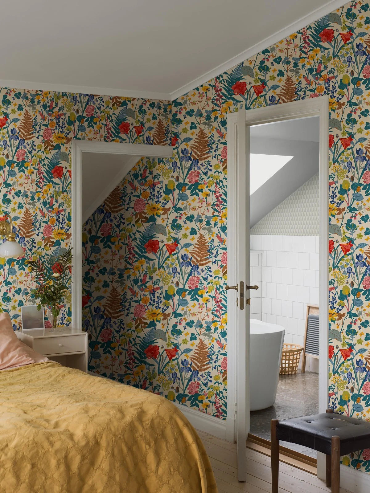 Tapeta z motywem roślinnym STUGRABATT beżowy z niebieskim