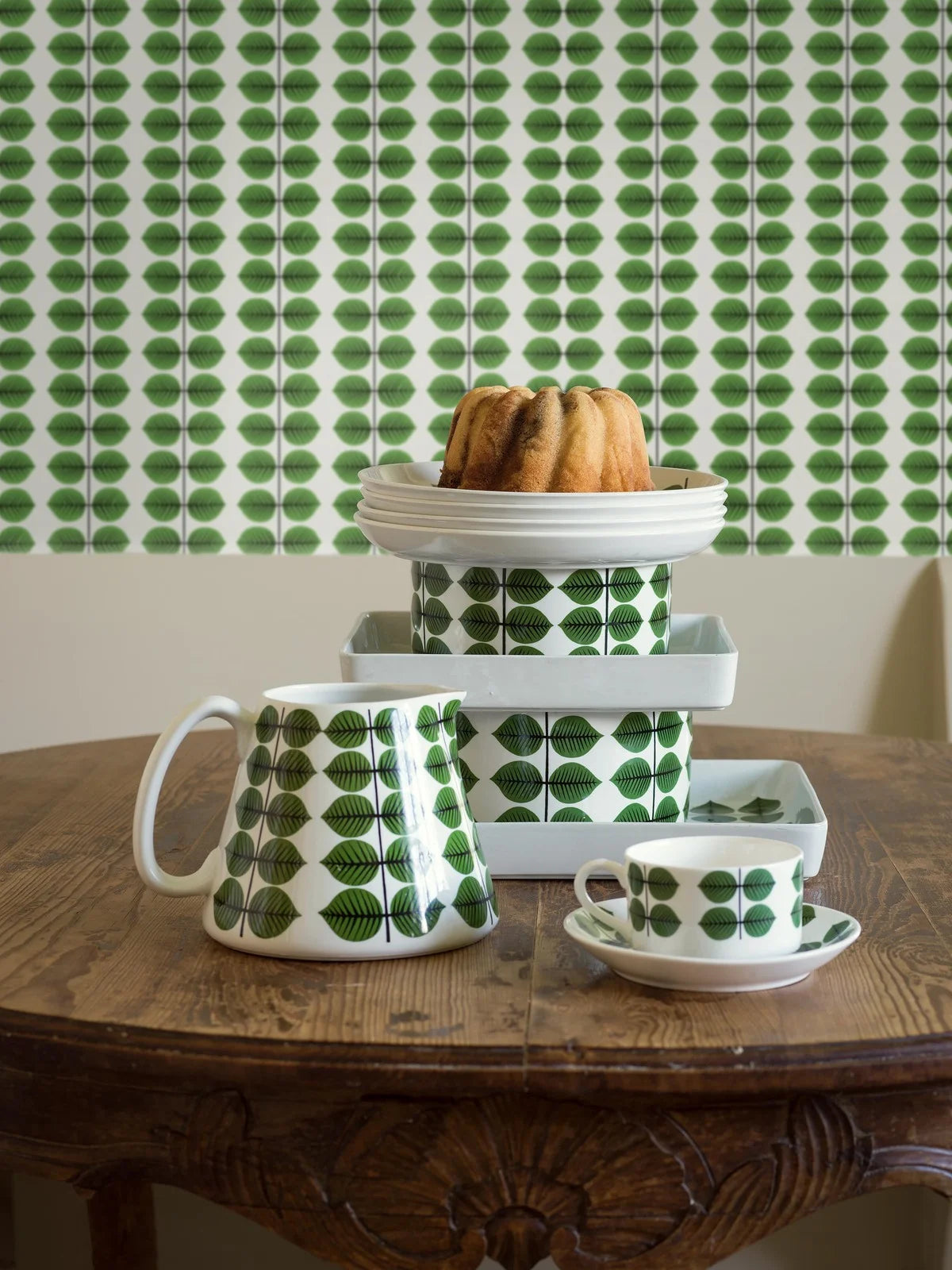 Tapete mit pflanzlichem Blattmuster BERSÅ weiß mit blau