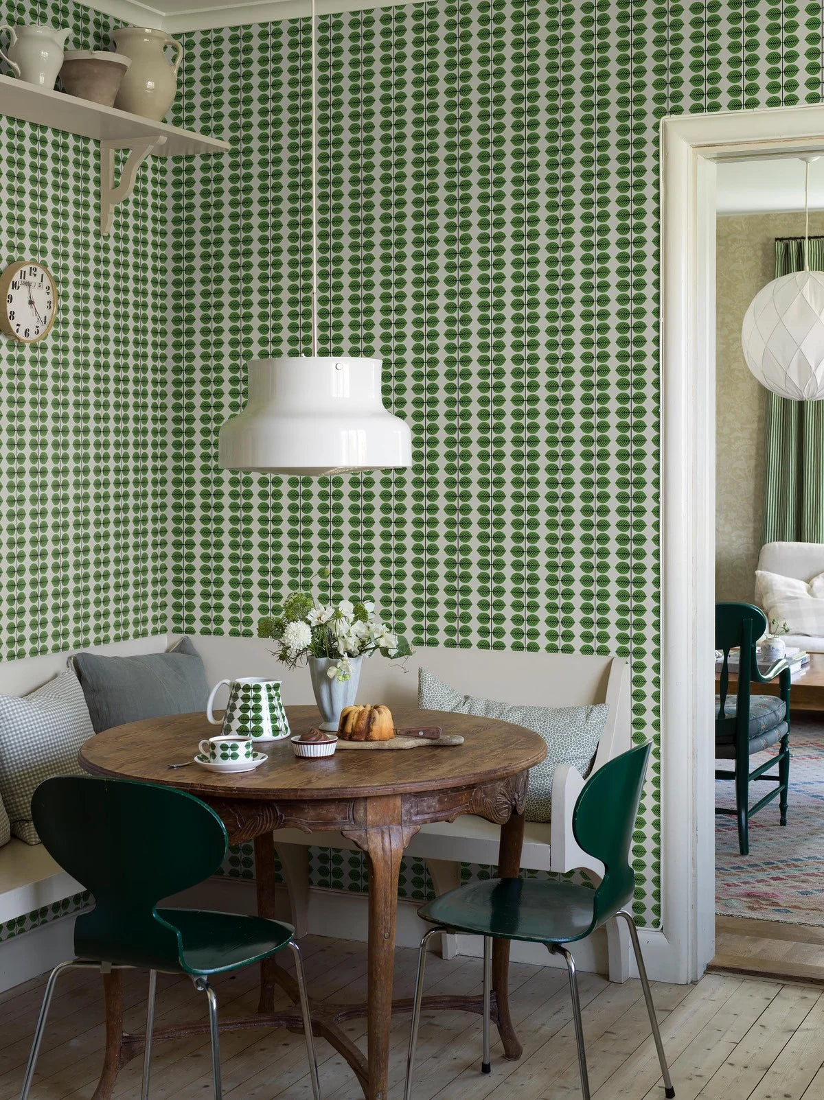 Tapete mit pflanzlichem Blattmuster BERSÅ weiß mit grün