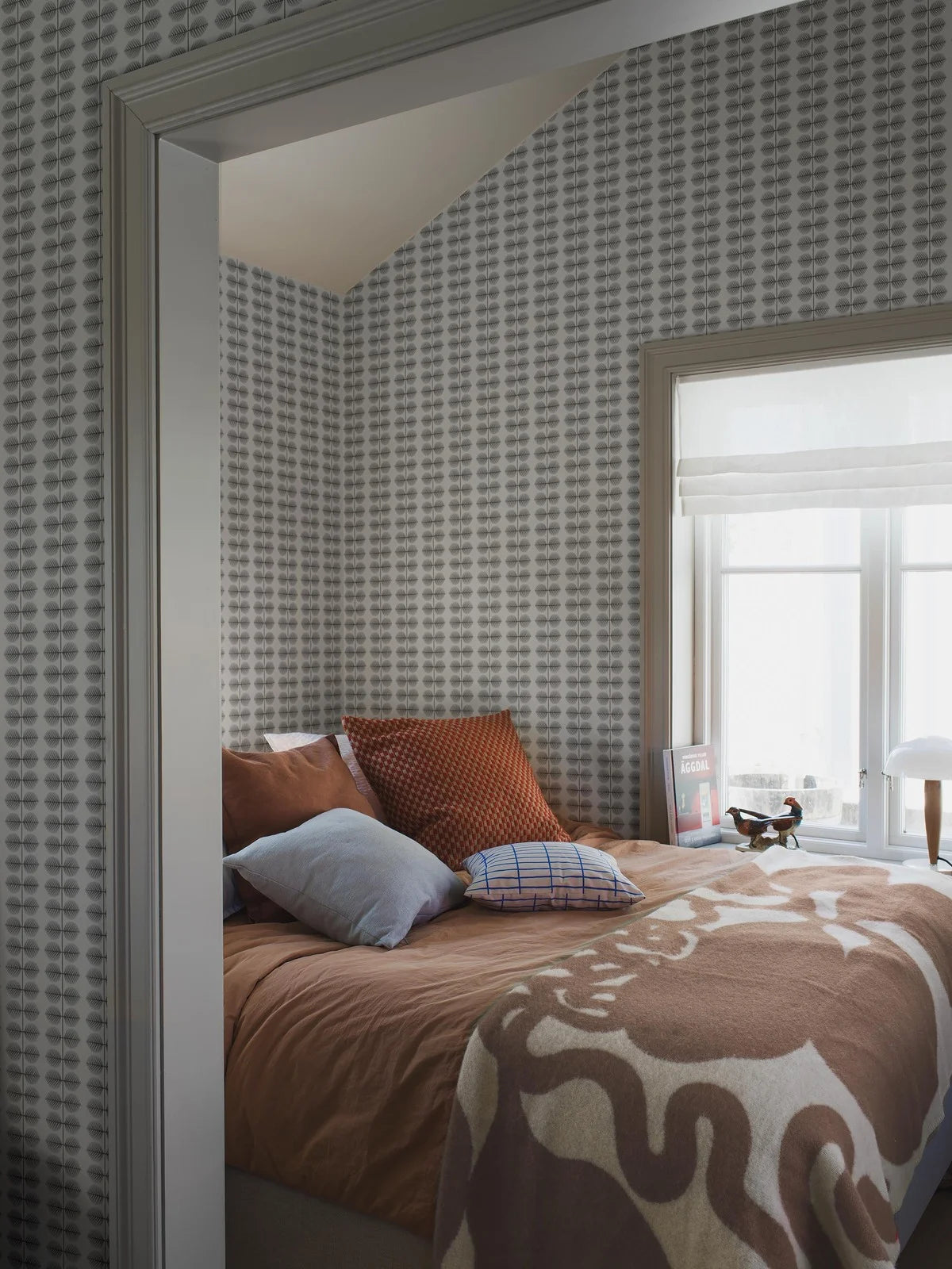 Tapete mit pflanzlichem Blattmuster BERSÅ weiß mit grau