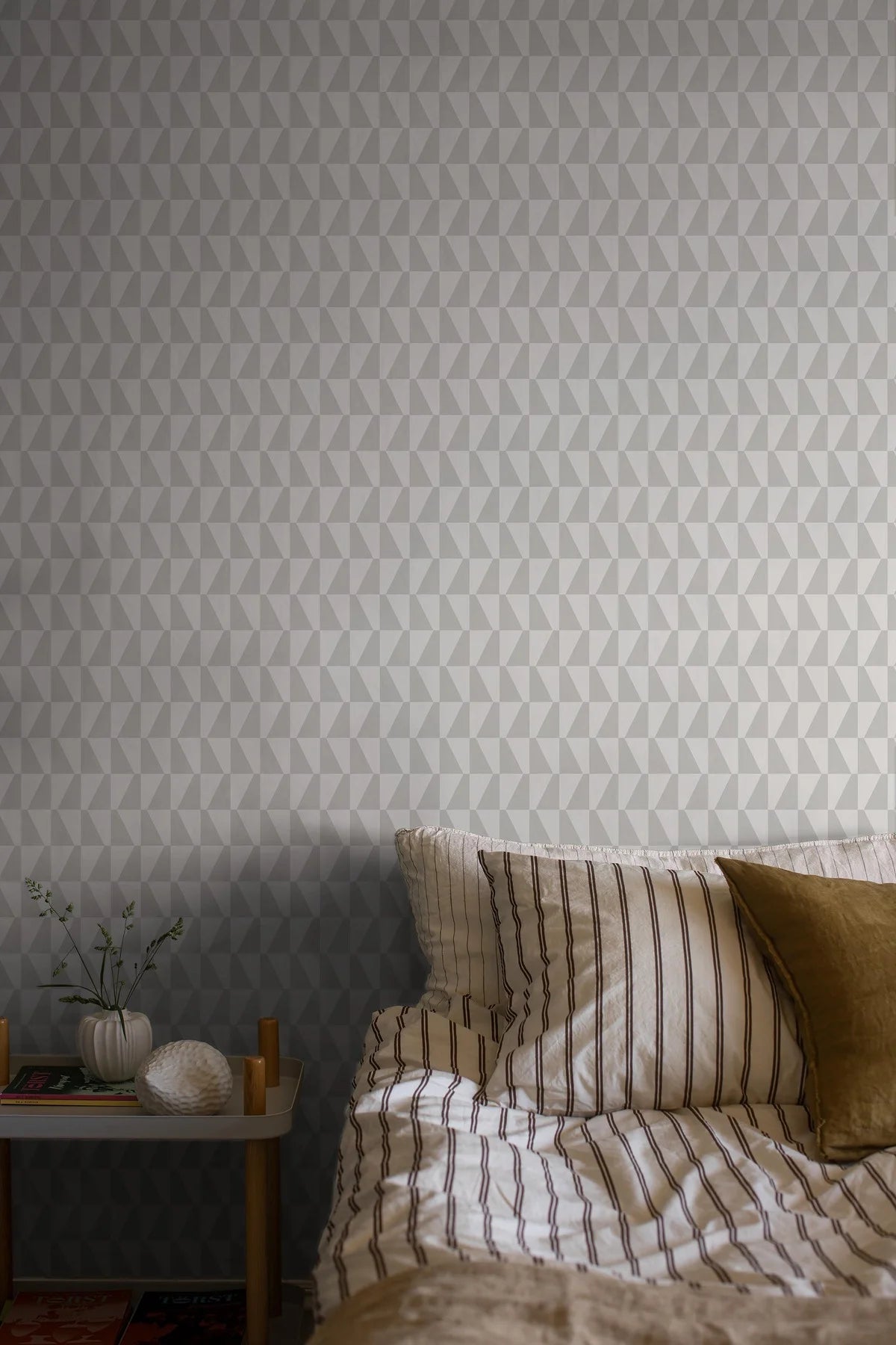 Non-woven paper wallpaper with geometric TRAPEZ pattern in gray and white