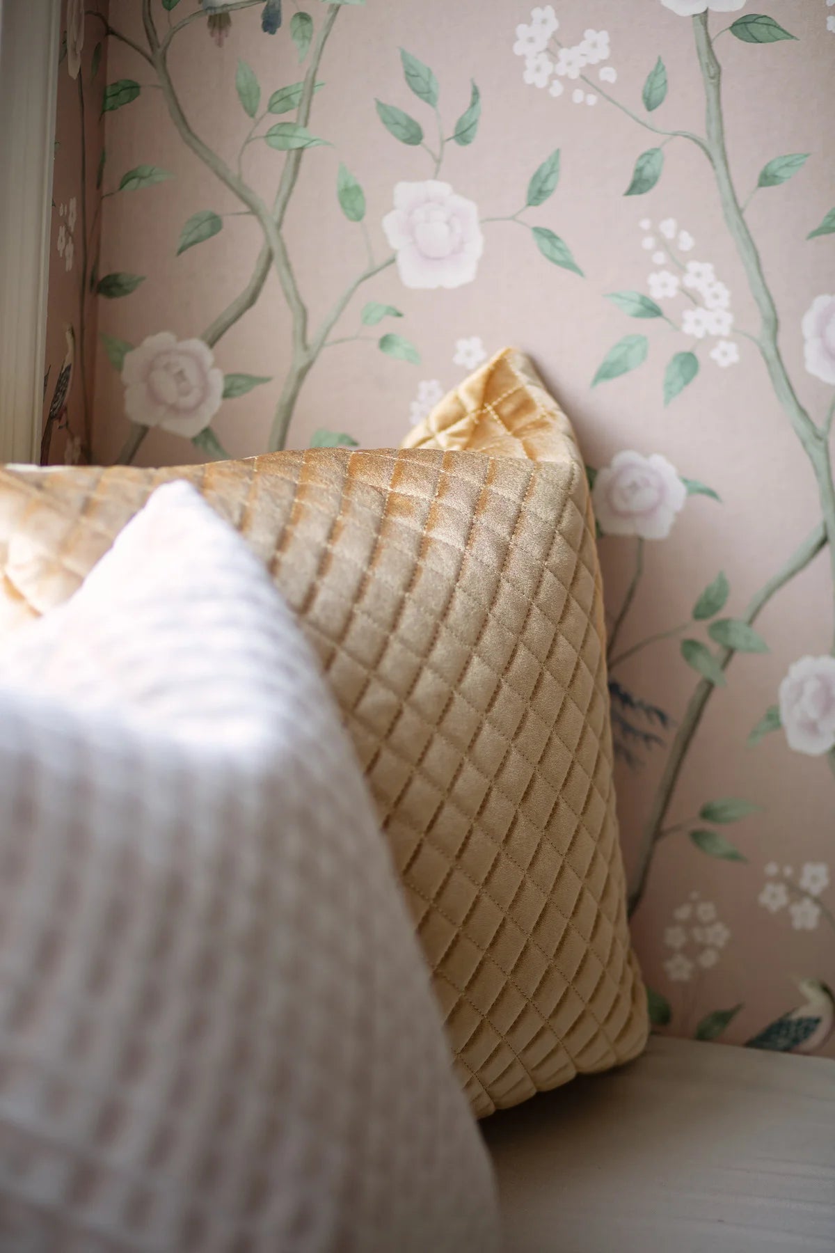 Vlies-Tapete mit Pflanzenmuster PARADISE BIRDS rosa mit weiß