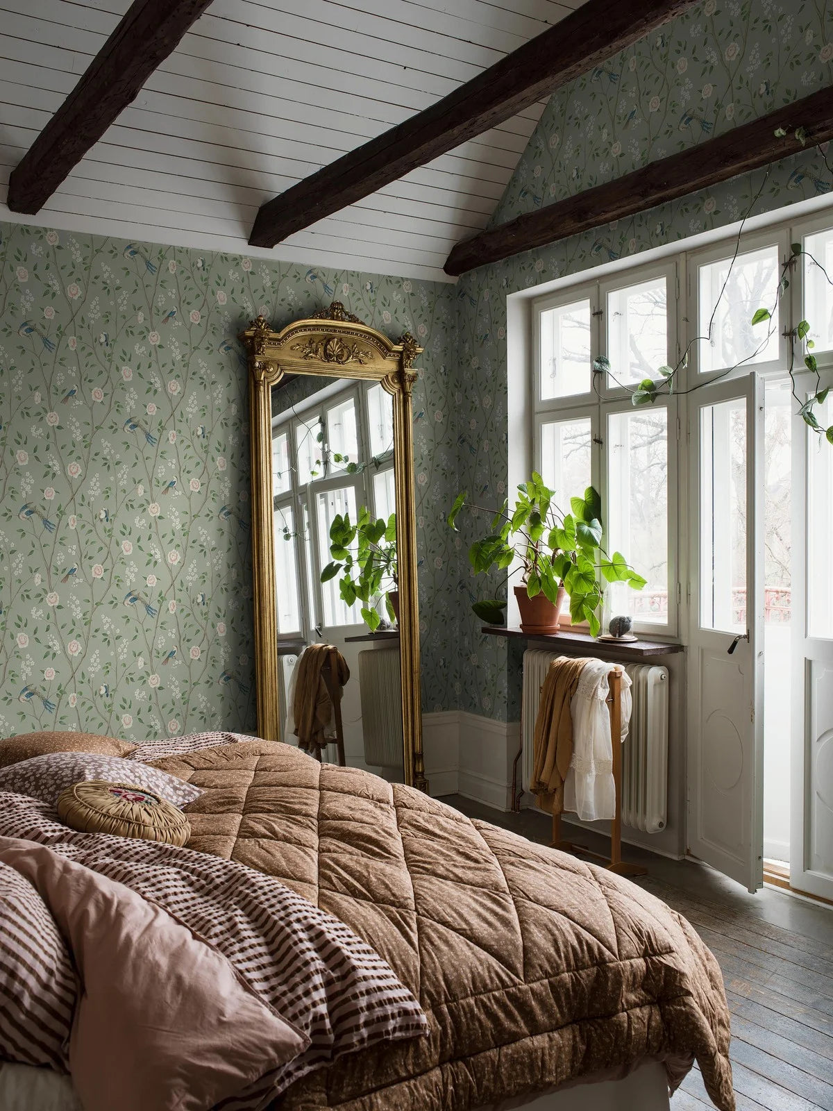 Tapeta flizelinowa papierowa z roślinnym wzorem PARADISE BIRDS zielony z białym