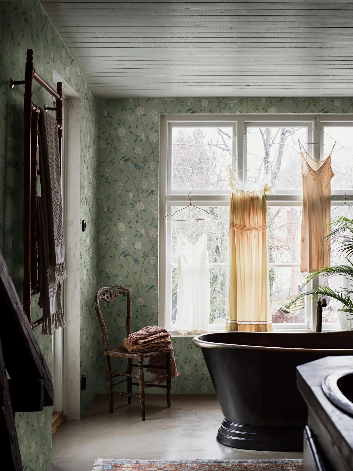 Tapeta flizelinowa papierowa z roślinnym wzorem PARADISE BIRDS zielony z białym