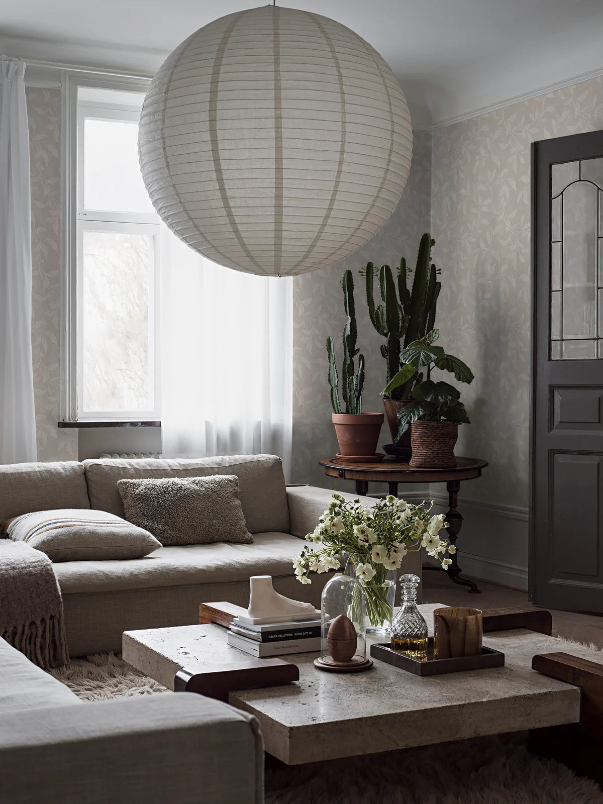 Vlies-Tapete mit Pflanzenmuster ROSEWOOD NIGHT hellbeige