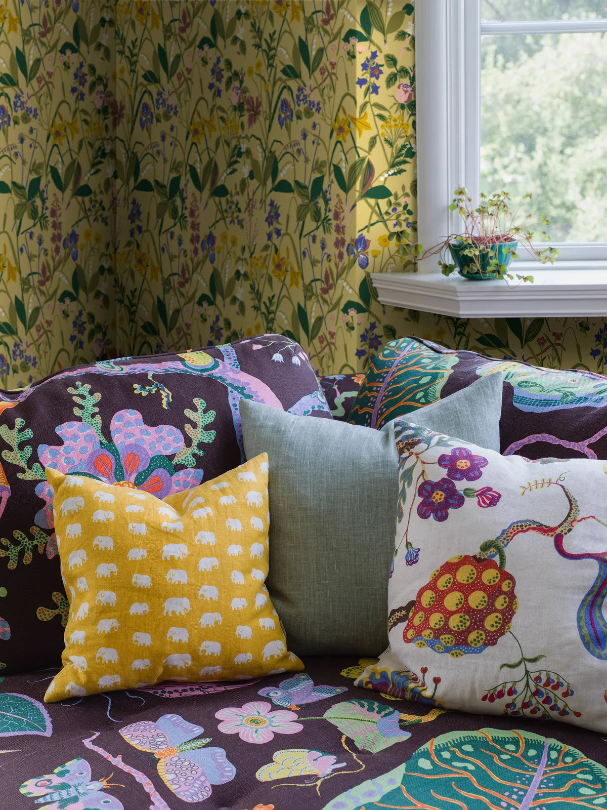 Tapeta z roślinnym motywem kwiatów ROS OCH LILJA żółty