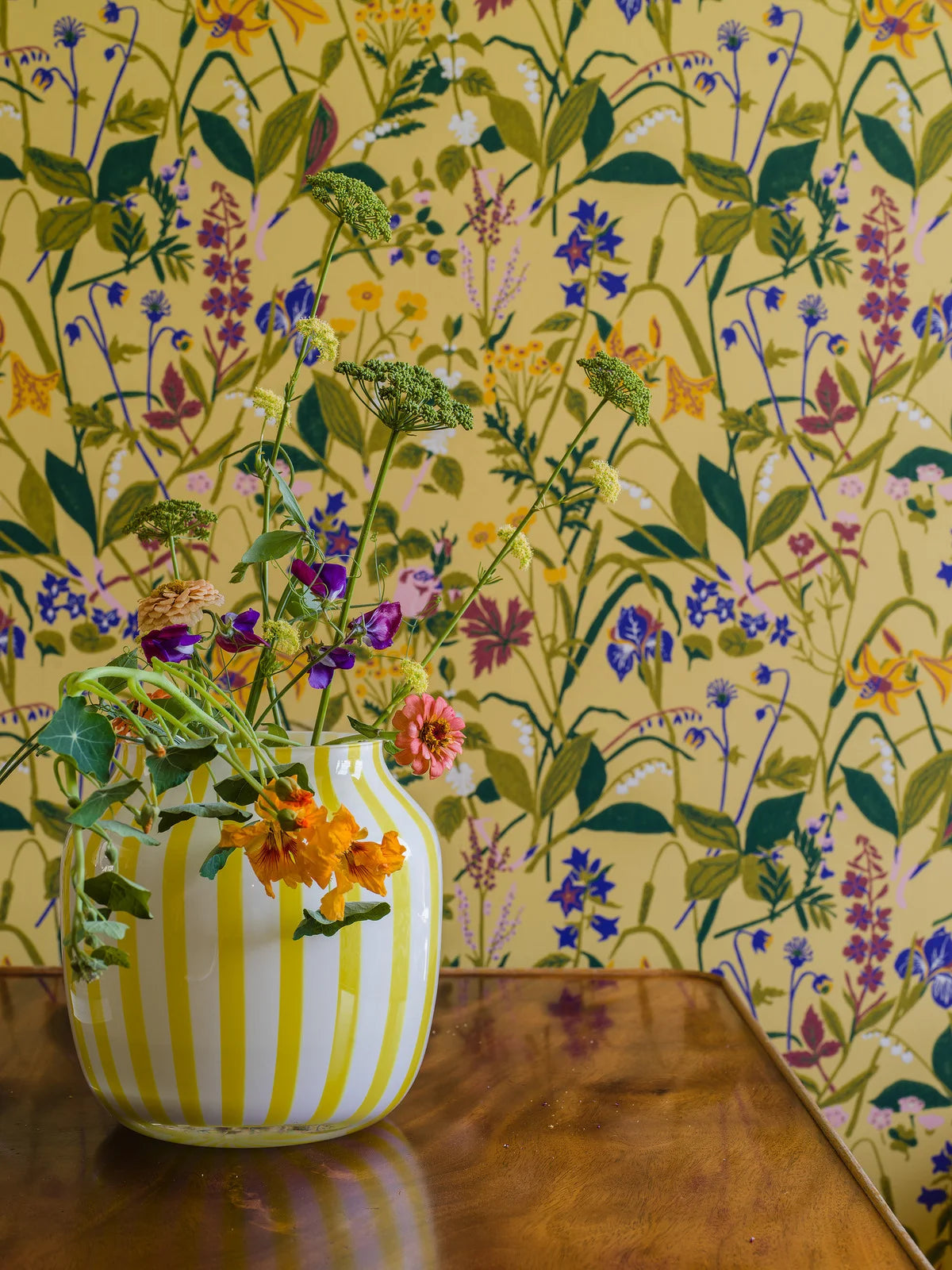 Tapeta z roślinnym motywem kwiatów ROS OCH LILJA żółty