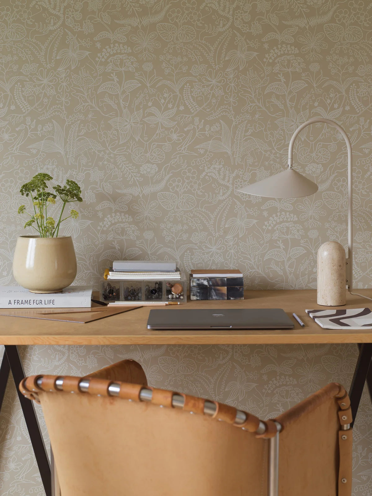 Tapeta z roślinnym wzorem kwiatów i liści GRAZIA piaskowy beżowy