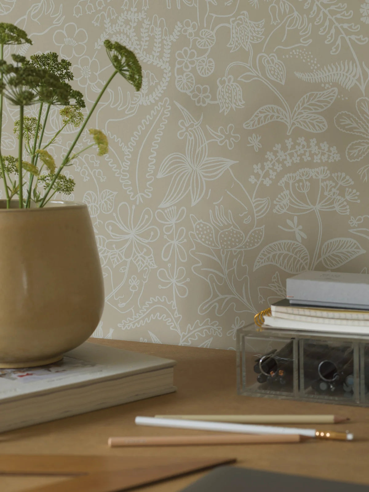 GRAZIA Floral Pattern Wallpaper in Sandy Beige