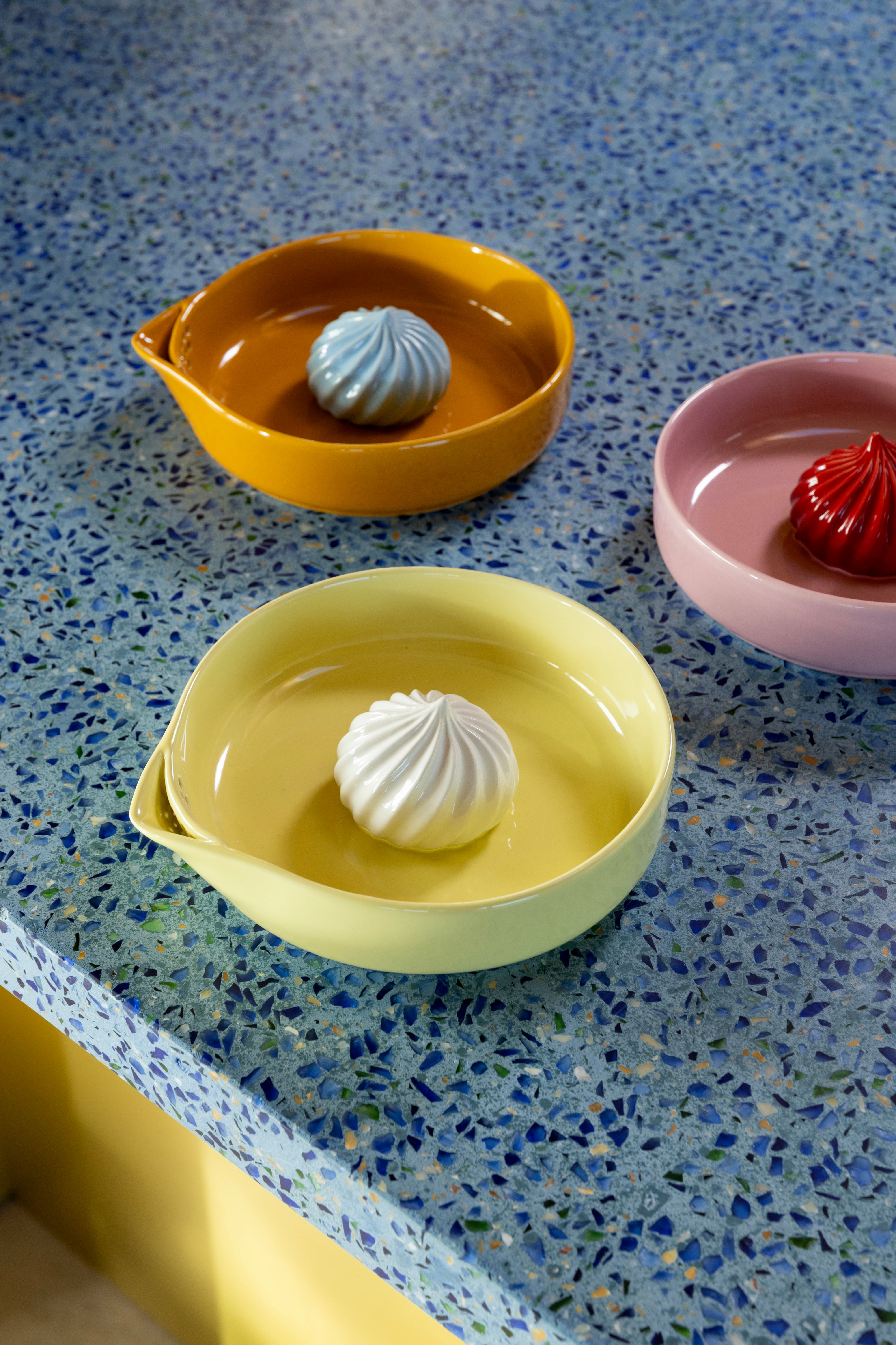 PUDDING yellow and white citrus juicer