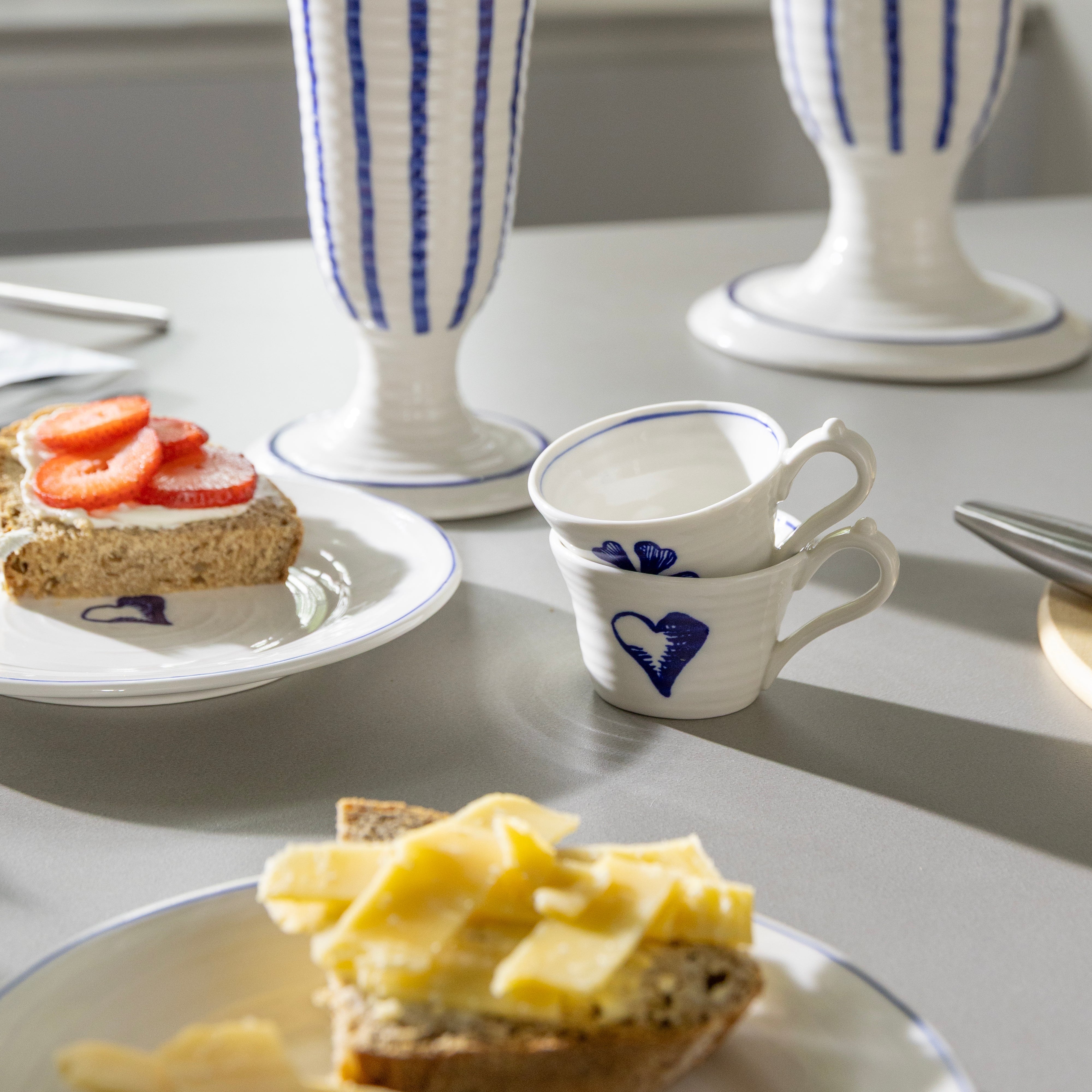 Zestaw filiżanek ANOUK HEART biały z niebieskim