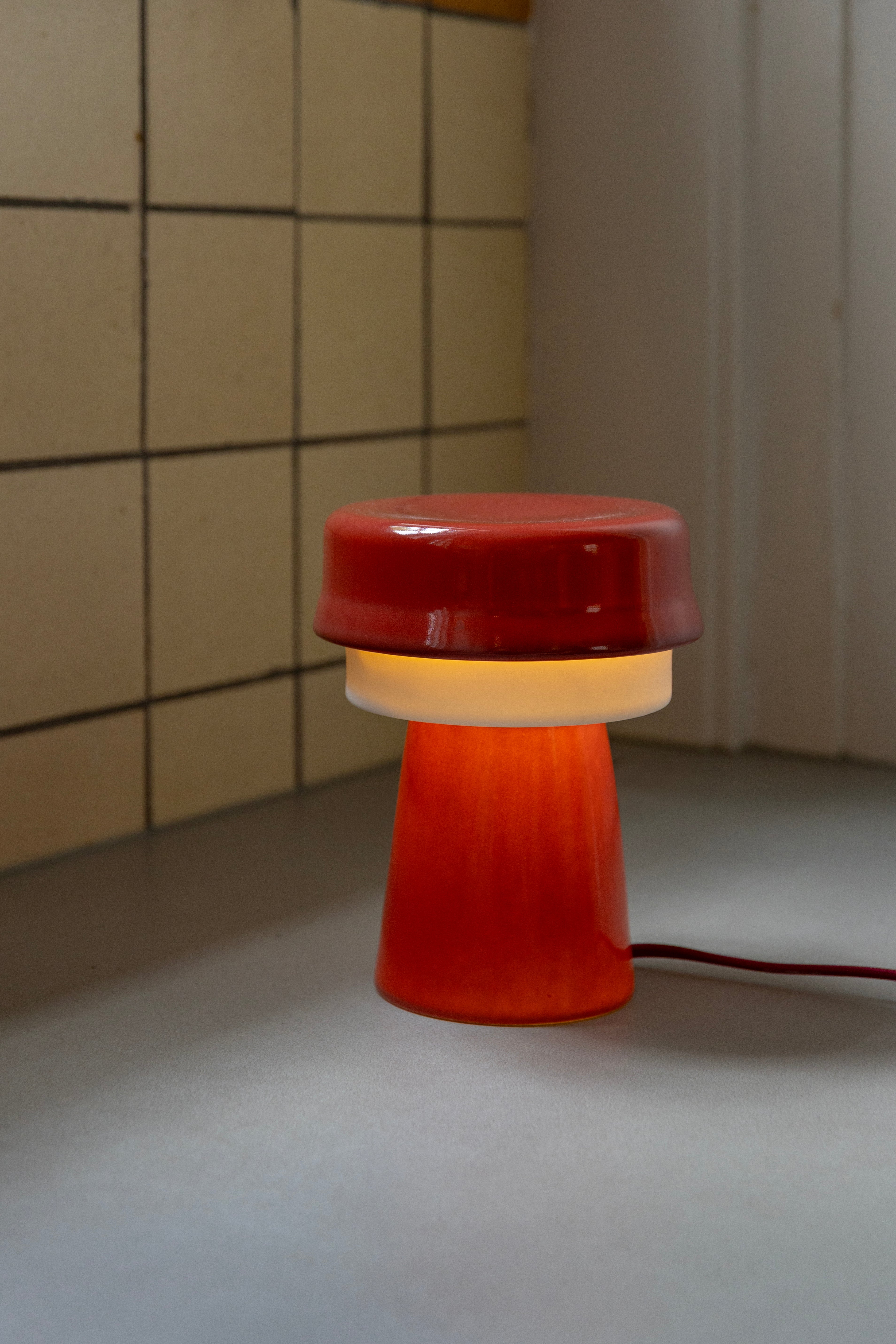 Burgundy table lamp HAT with white