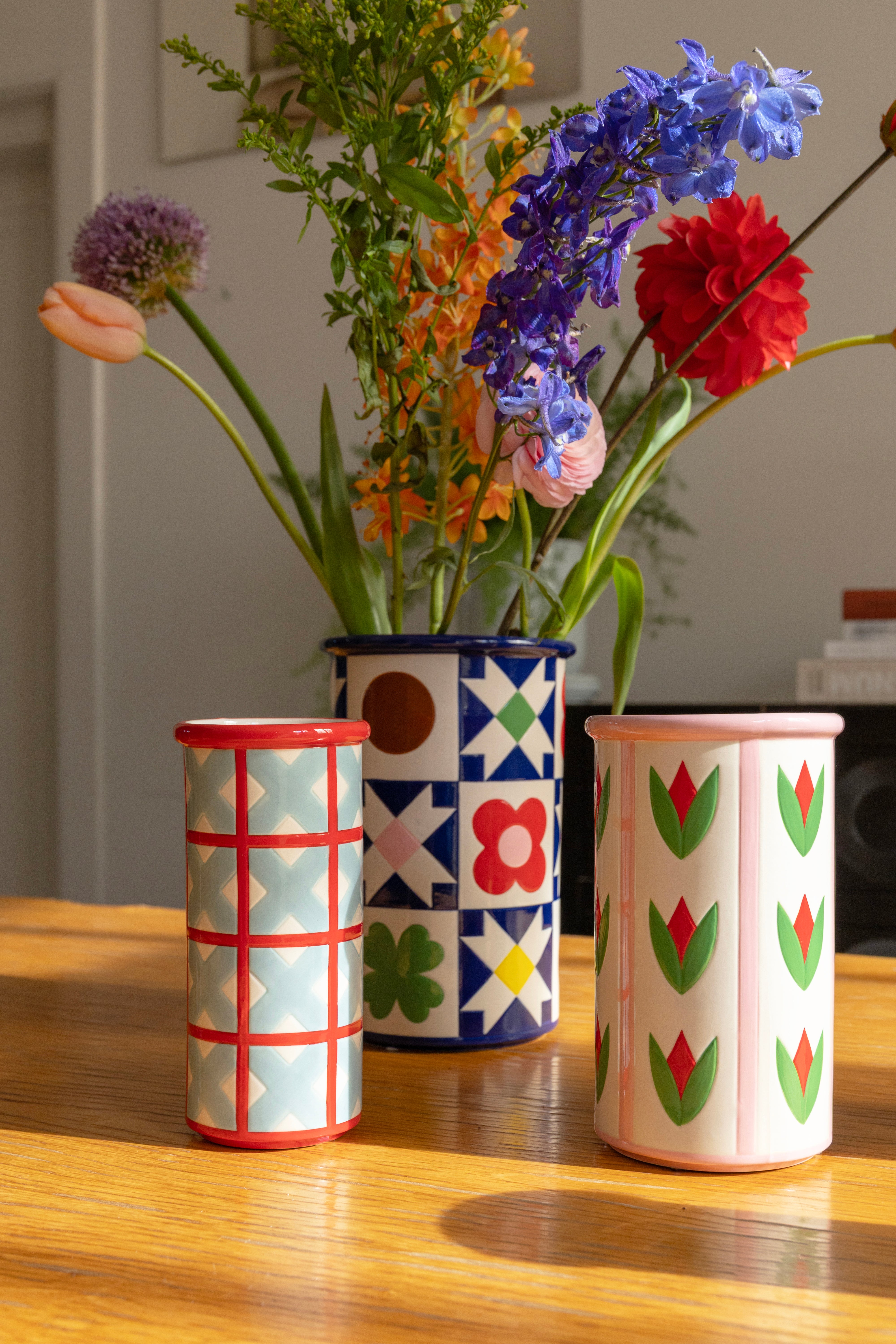 Vase PATCH CROSS blau mit Weiß und Rot