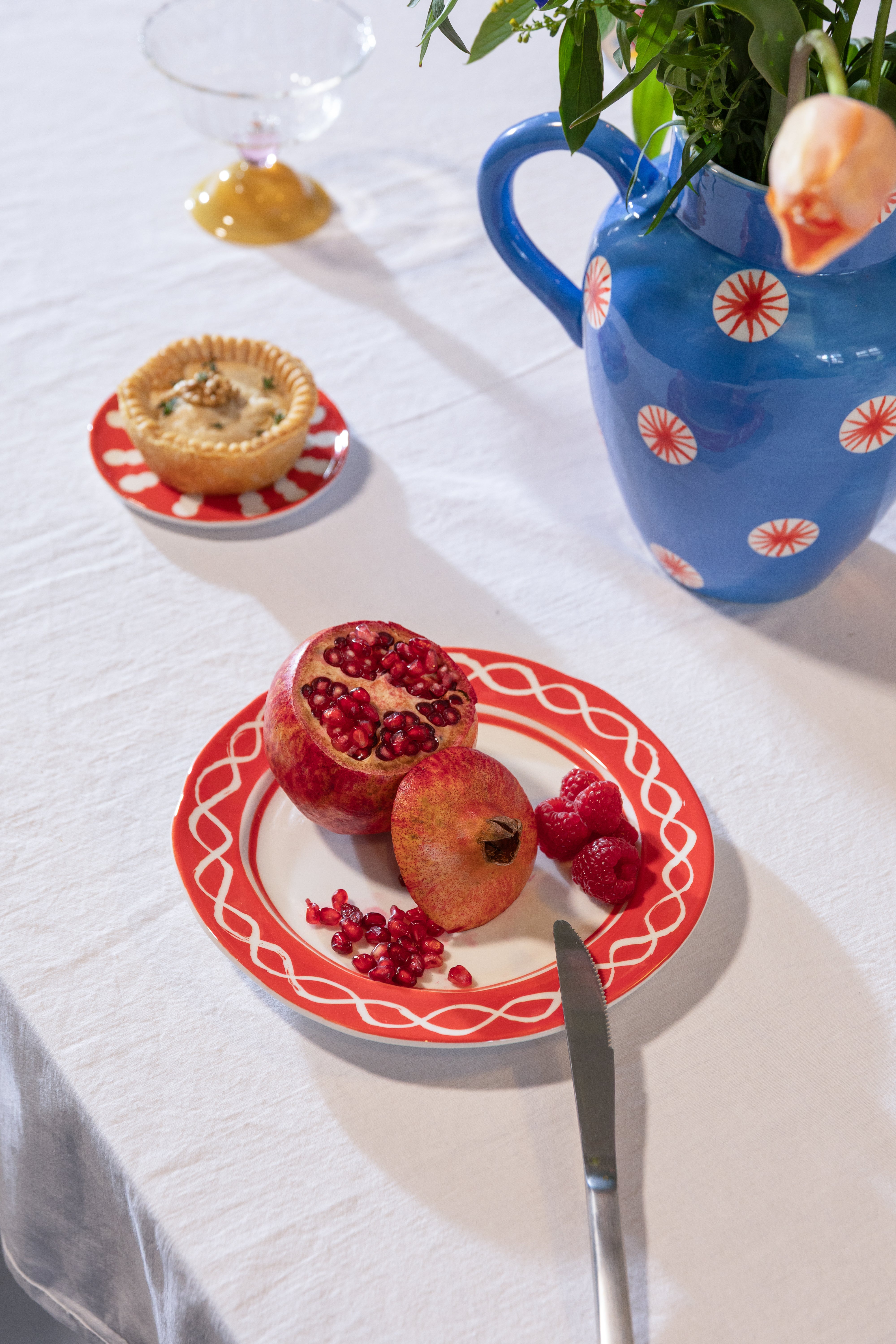 Zestaw talerzy śniadaniowych FESTIVO czerwono-biała porcelana