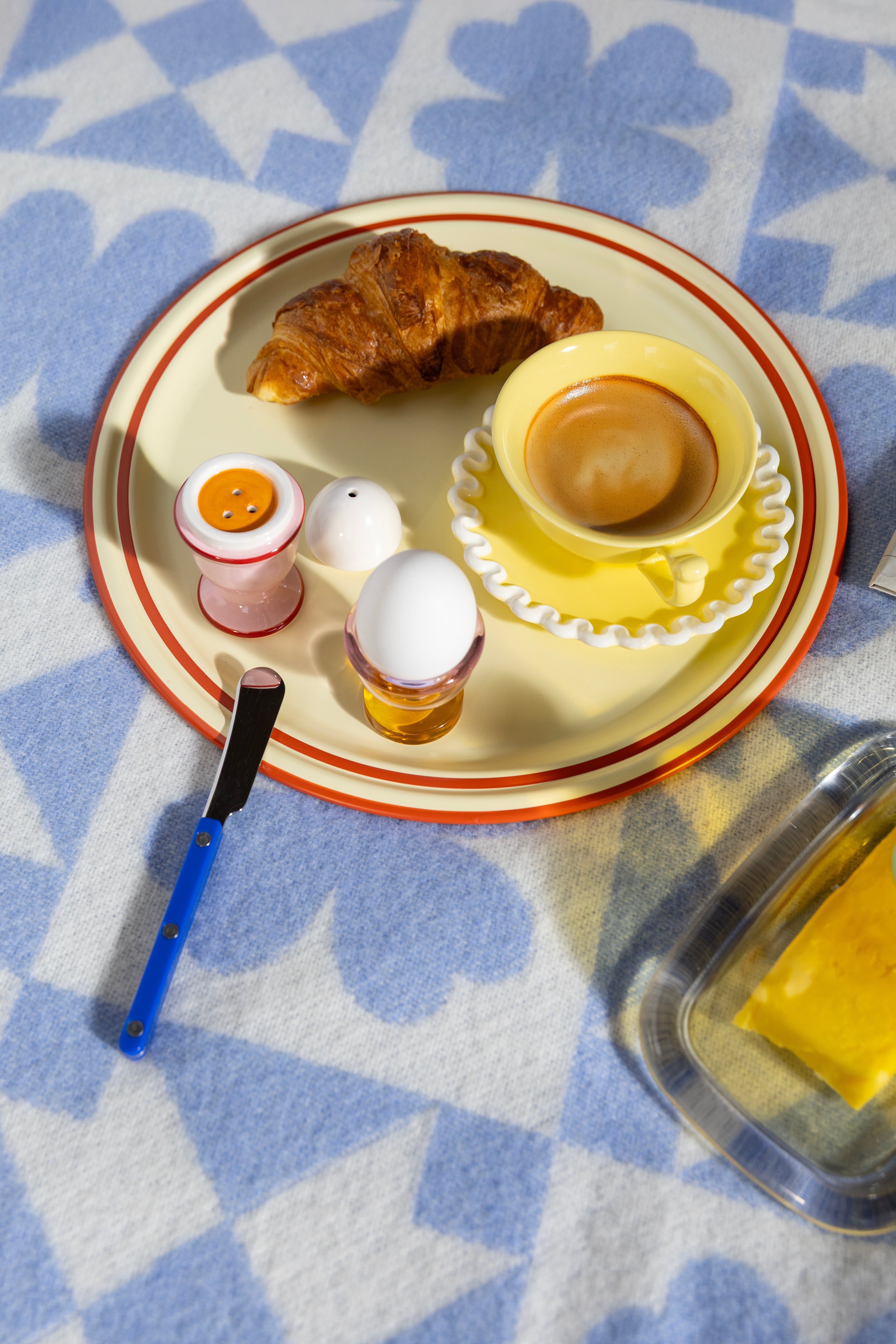 Eierbecher und Pfeffermühle EGG rosa mit rot und weiß