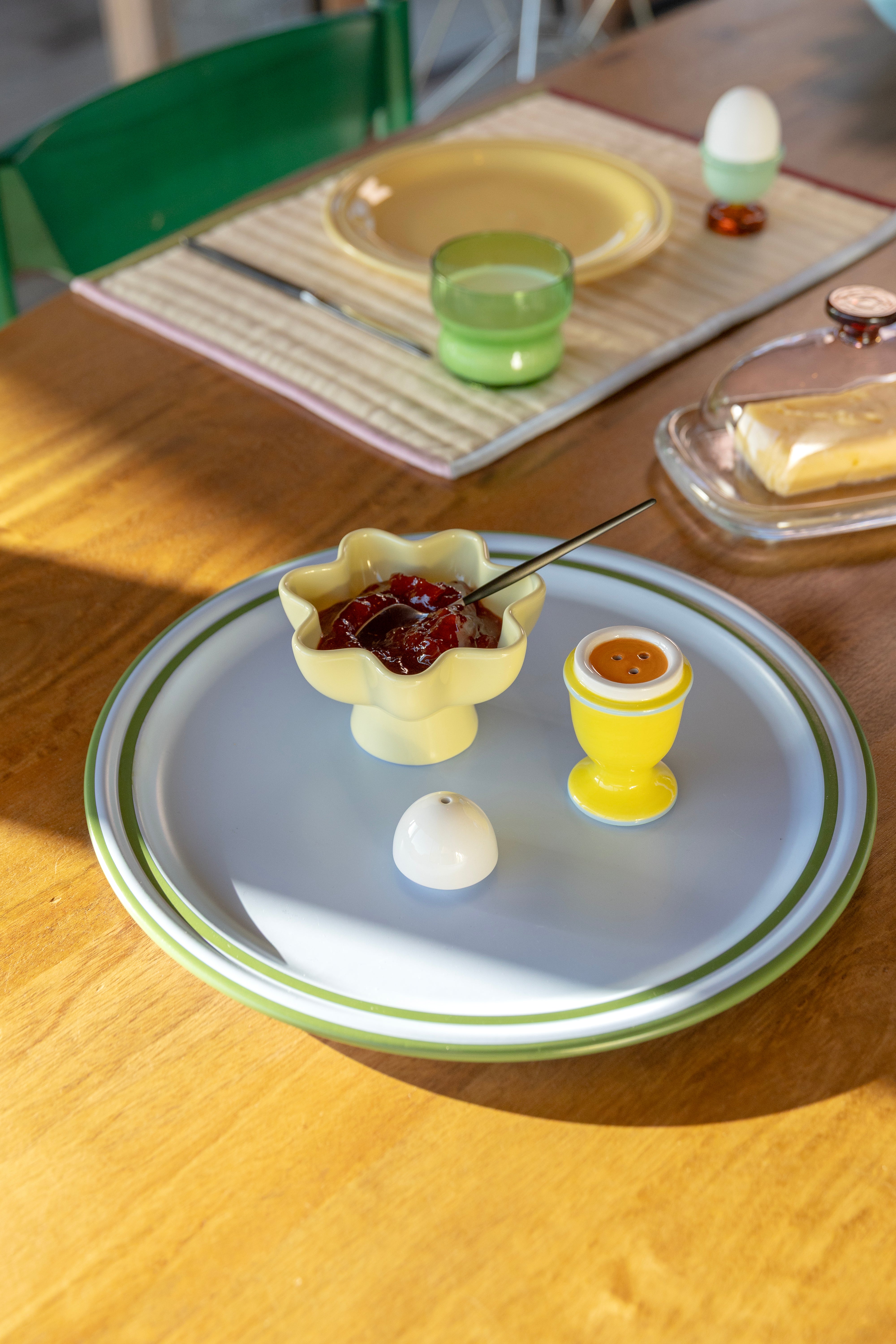 Eierbecher und Pfeffermühle EGG gelb mit blau und weiß