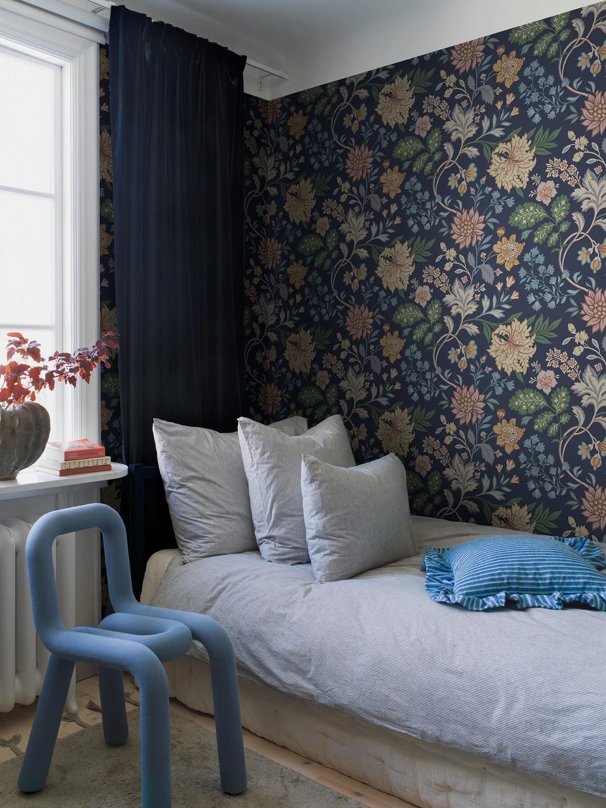 Tapeta flizelinowa papierowa z roślinnym wzorem ALICIA ciemny niebieski z żółtym