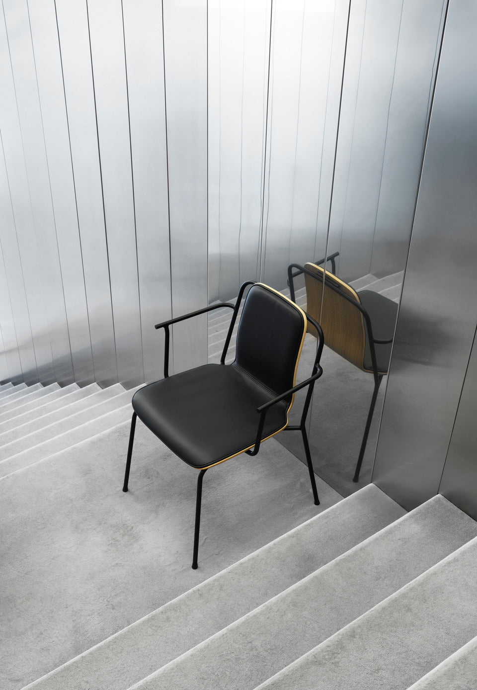 Chair with armrests Studio Jasnoszary Jesion Veneer with a black base