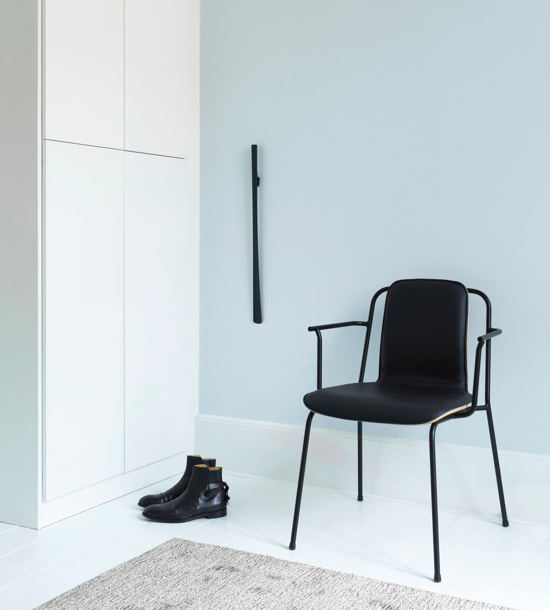 Chair with armrests Studio Jasnoszary Jesion Veneer with a black base
