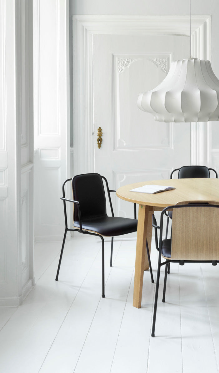 Chair with armrests Studio Jasnoszary Jesion Veneer with a black base