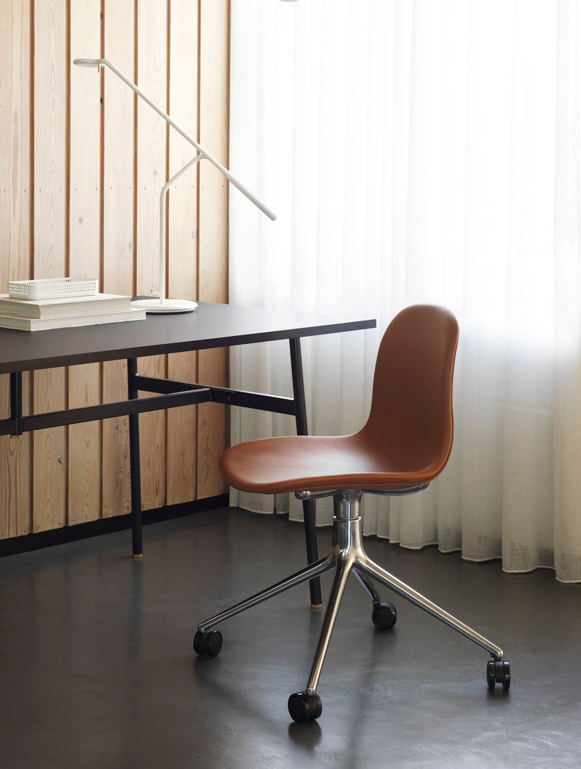 4W Brown Office Stuhl mit einer Aluminiumbasis auf Rädern