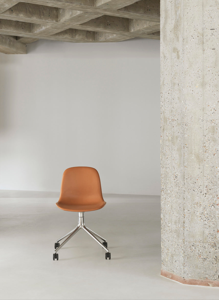 4W Brown Office Stuhl mit einer Aluminiumbasis auf Rädern