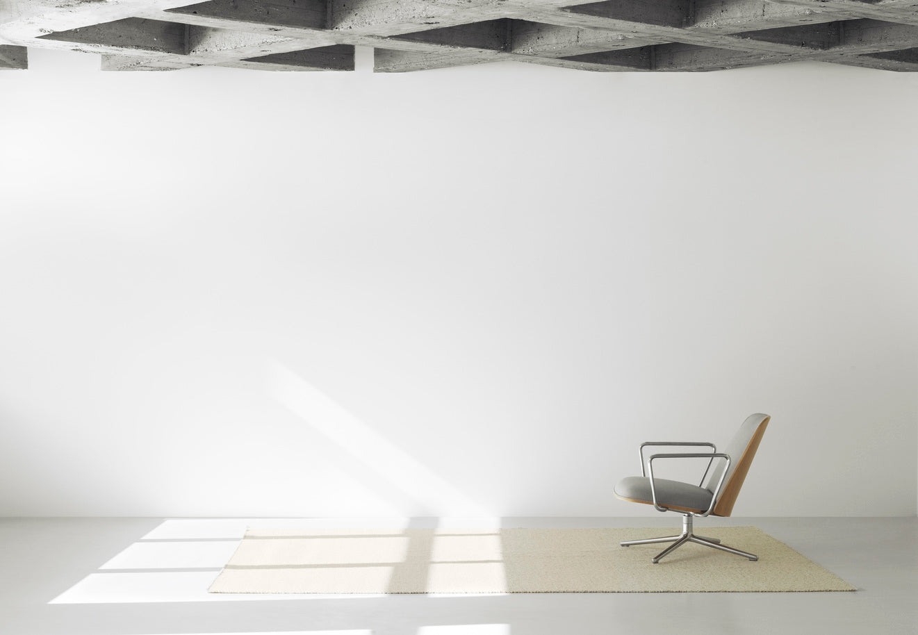 Fotel obrotowy PAD LOW czarny fornir jesionowy z regulowaną aluminiową podstawą