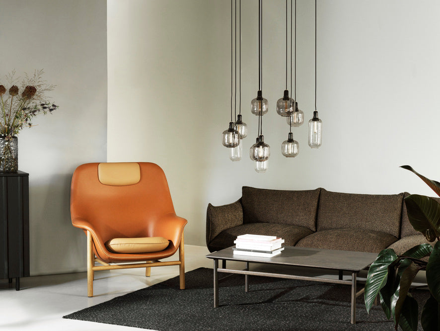 Fotel DRAPE HIGH z czarną dębową podstawą