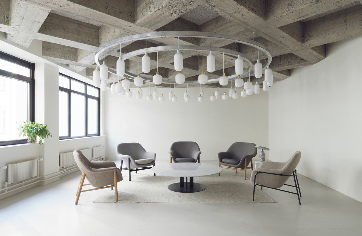 Fotel DRAPE HIGH z czarną metalową podstawą