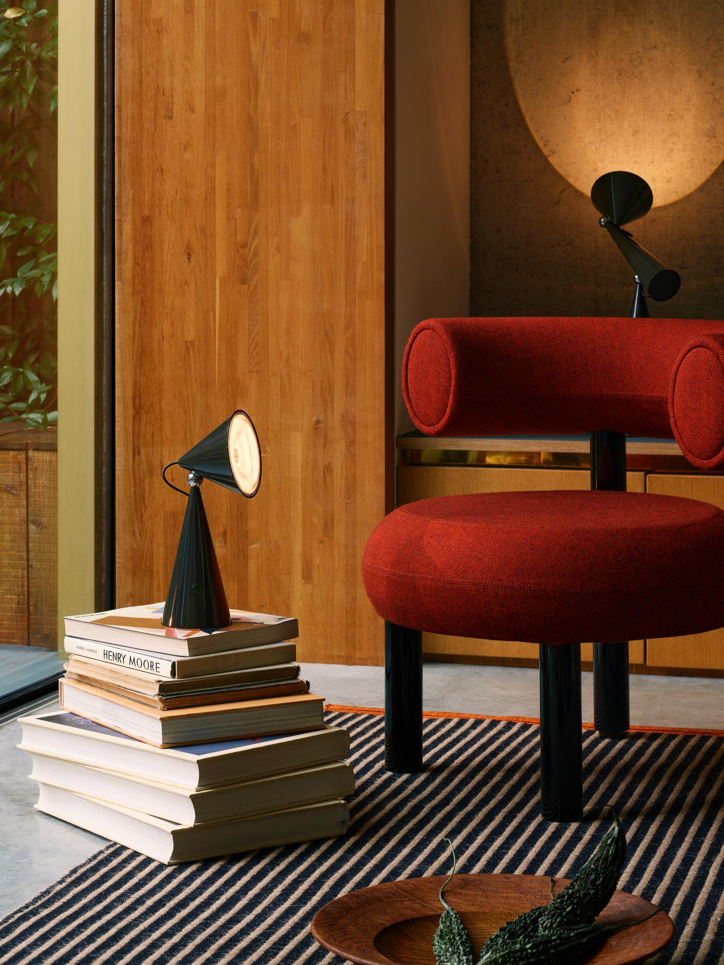 LINE rug black with orange