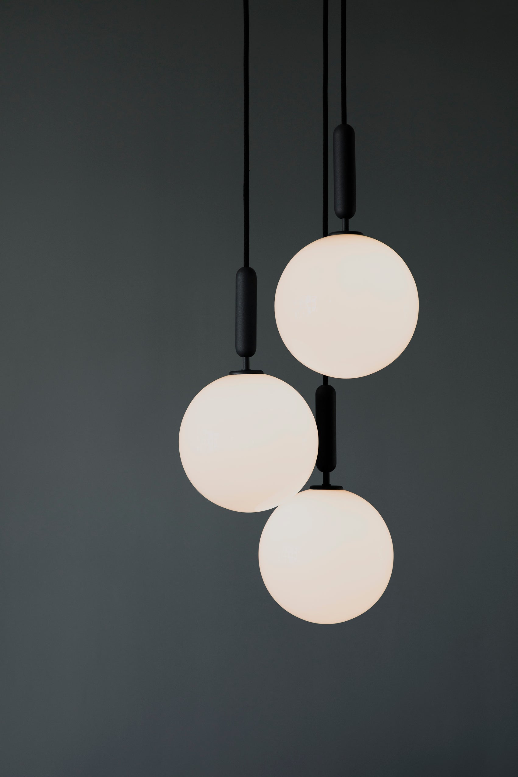 Lampa wisząca MIIRA 3 grafitowy z opalowym szkłem