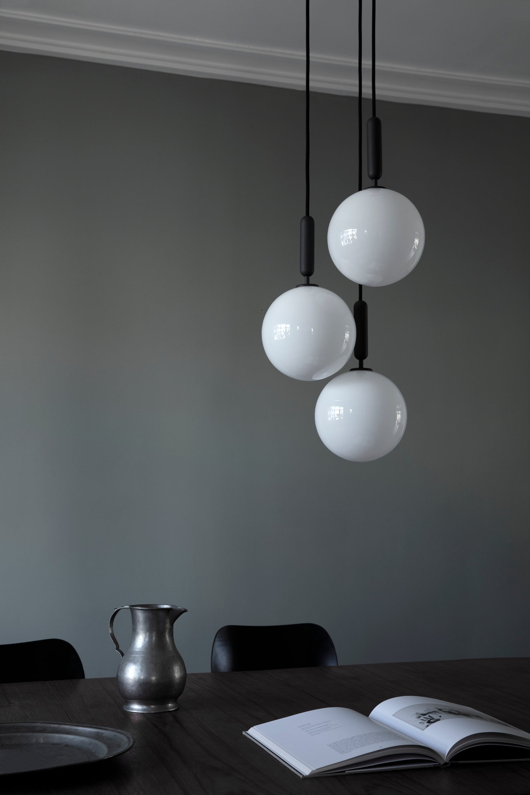 Lampa wisząca MIIRA 3 grafitowy z opalowym szkłem