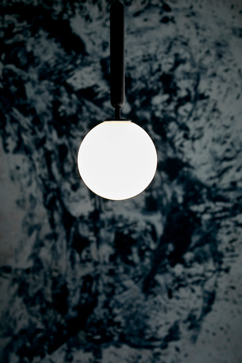 Pendelleuchte MIIRA graphit mit opalem Glas