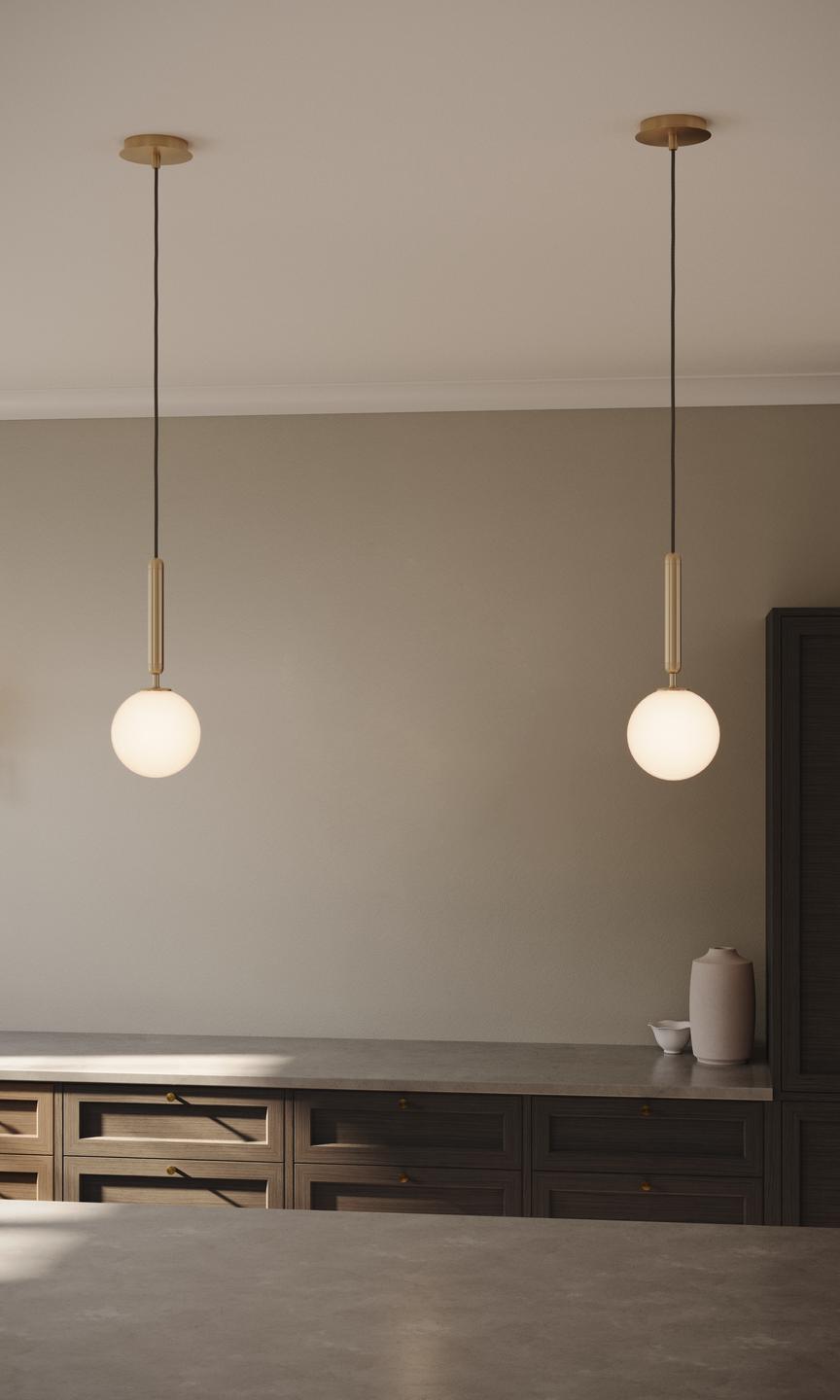 Lampa wisząca MIIRA mosiężny z opalowym szkłem – styl minimalistyczny