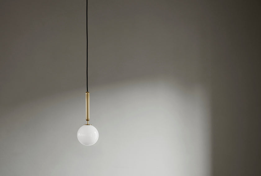 Lampa wisząca MIIRA mosiężny z opalowym szkłem – styl minimalistyczny