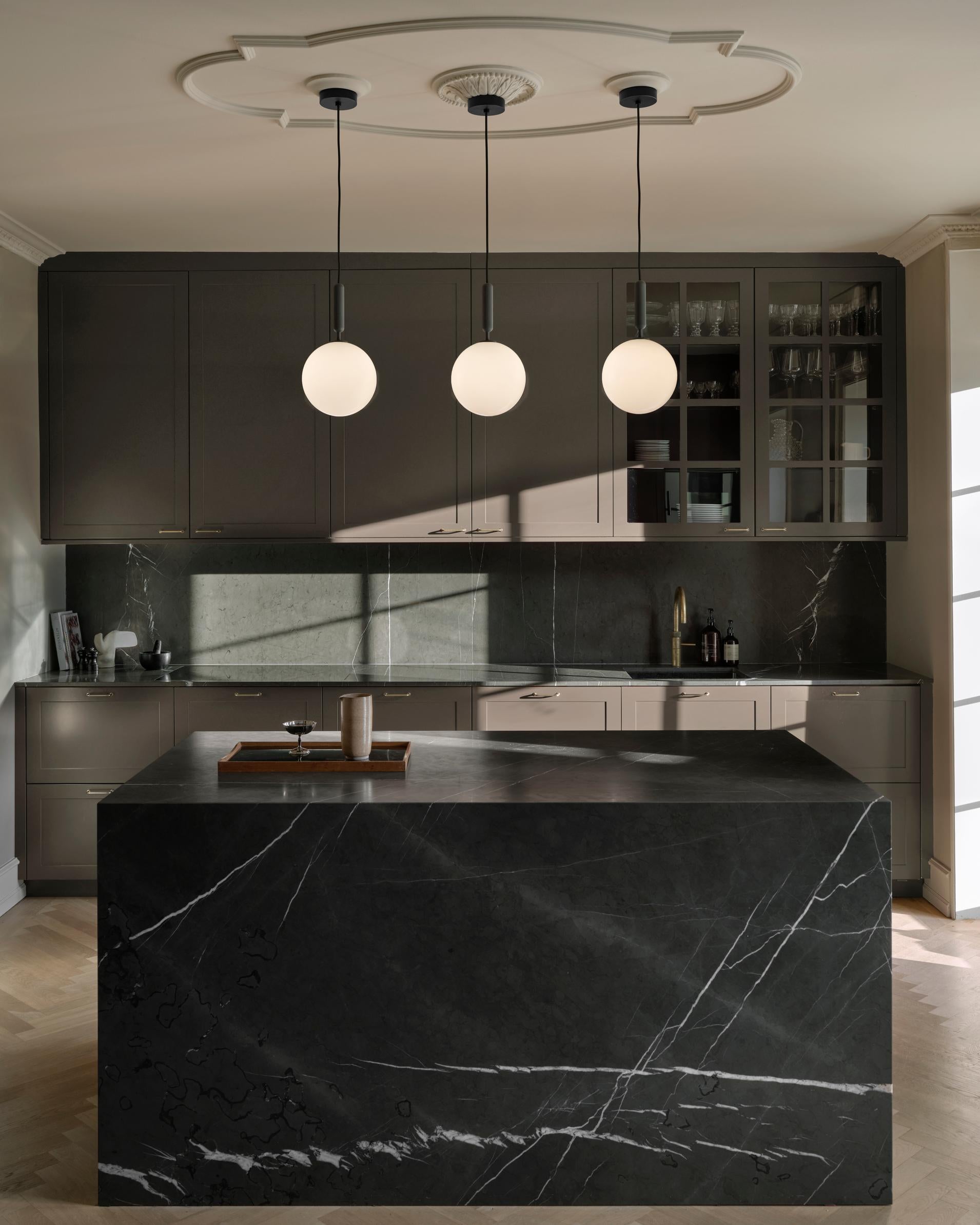 Pendelleuchte MIIRA graphit mit opalem Glas