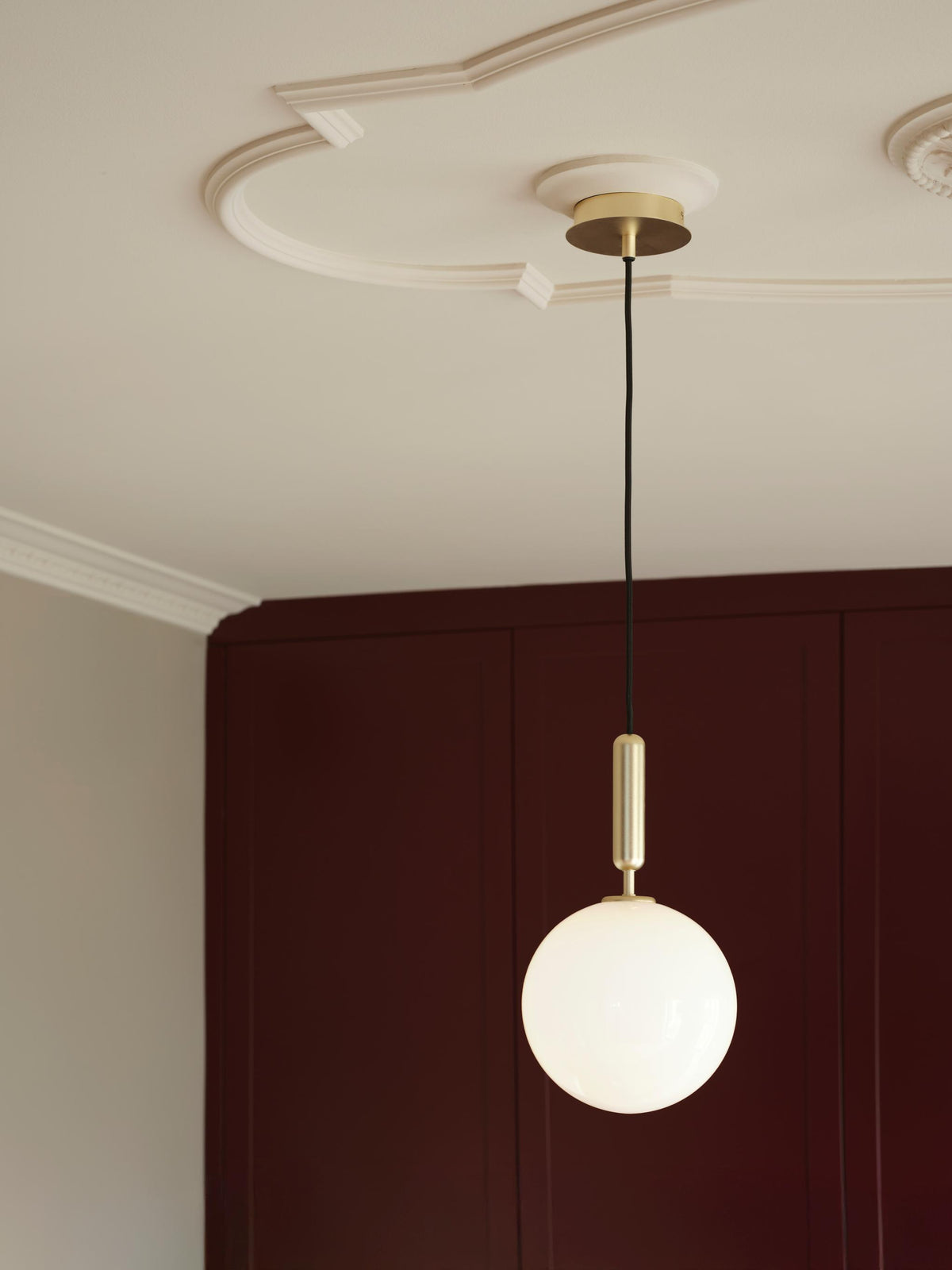 Lampa wisząca MIIRA mosiężny z opalowym szkłem, marka Nuura