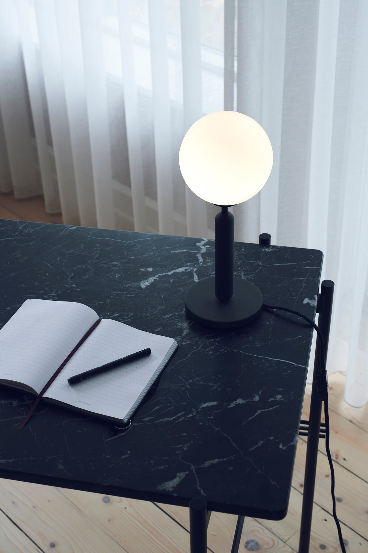 Lampa stołowa MIIRA grafitowy z opalowym szkłem