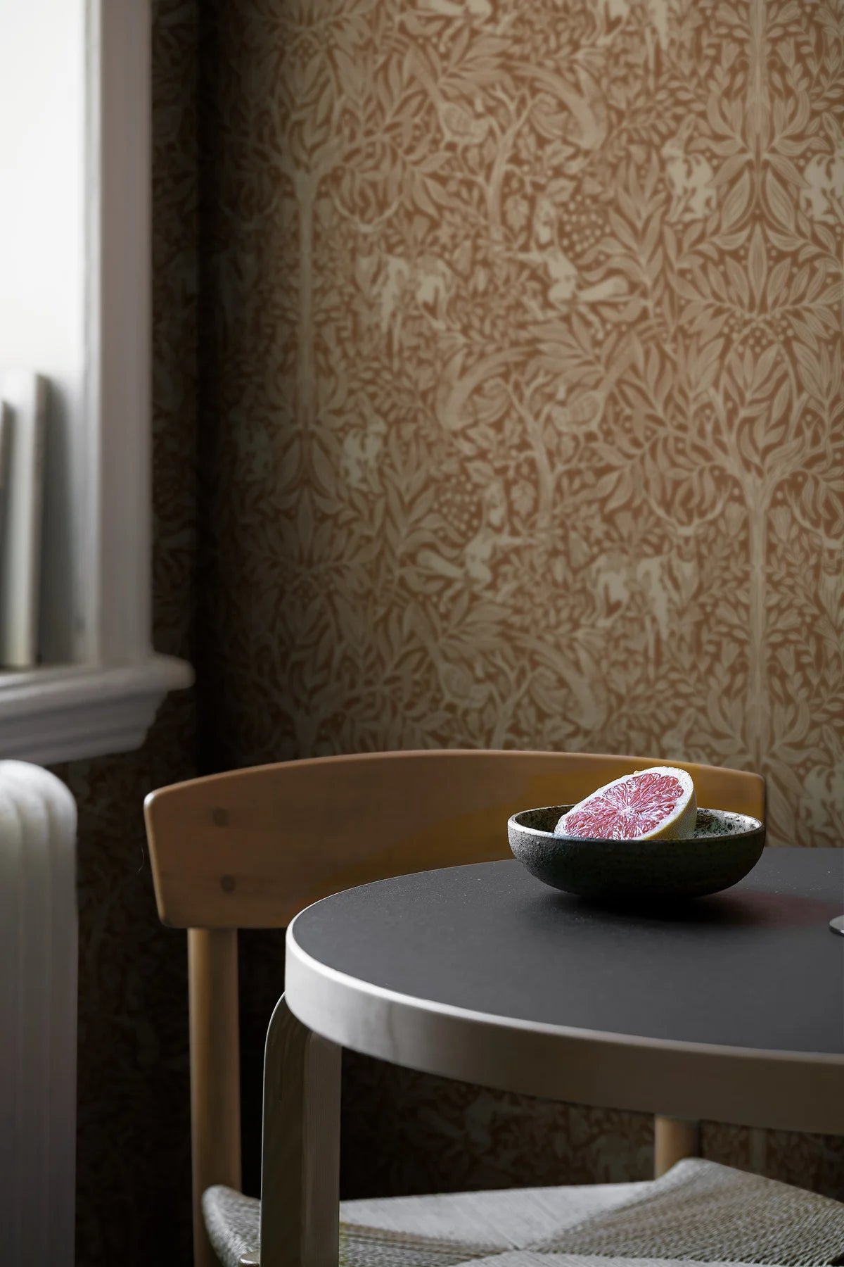 Tapete mit pflanzlichem Muster und Waldmotiv UNTER DEM HOLUNDERBAUM braun mit weiß