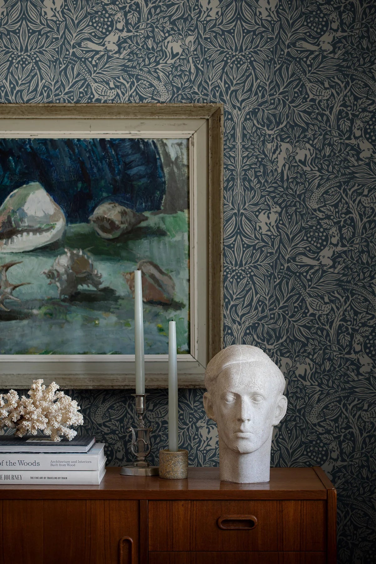 Tapeta z roślinnym wzorem i motywem lasu UNDER THE ELDER TREE granatowy z białym