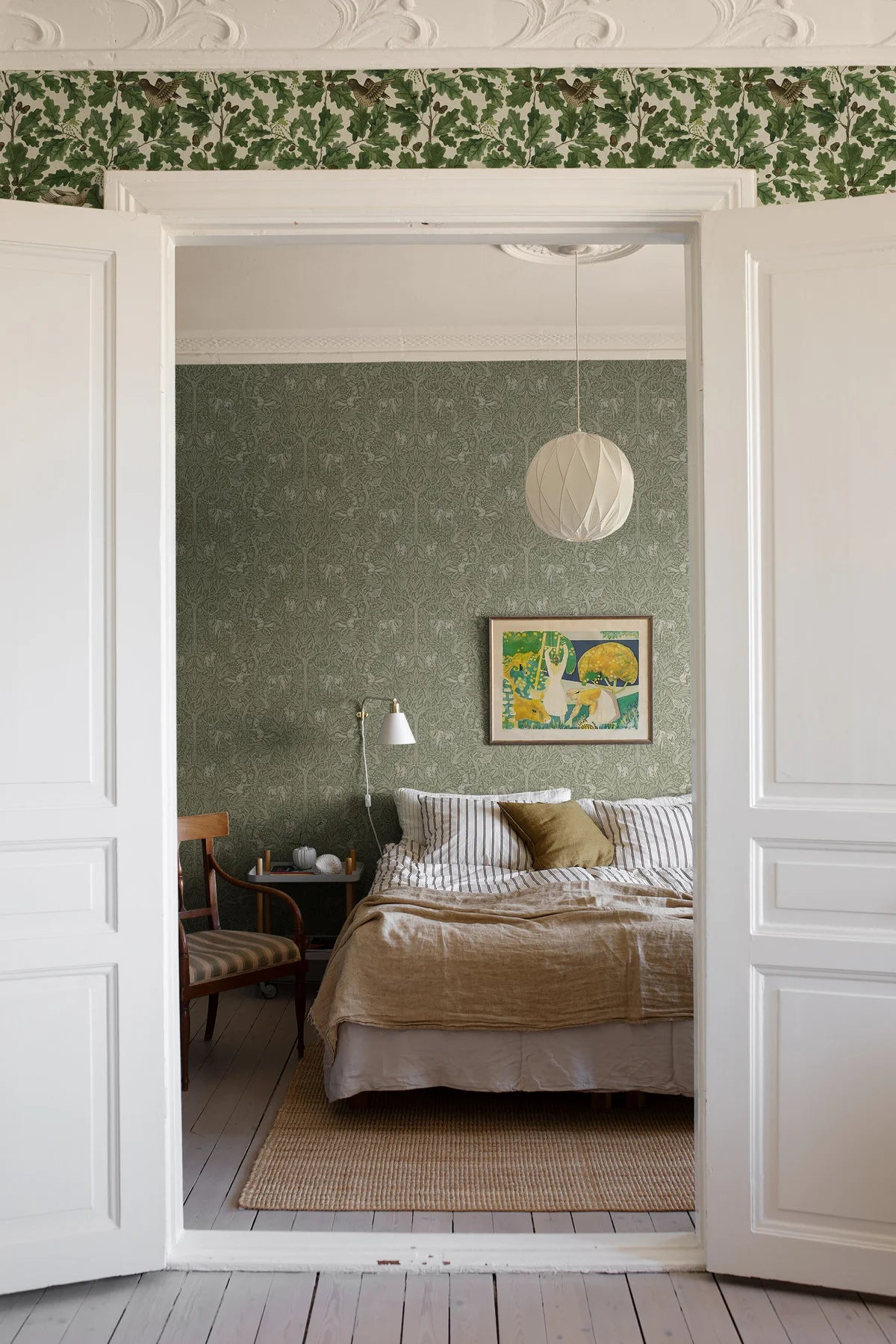 Wallpaper with a plant motif of leaves and birds IN THE OAK green with white