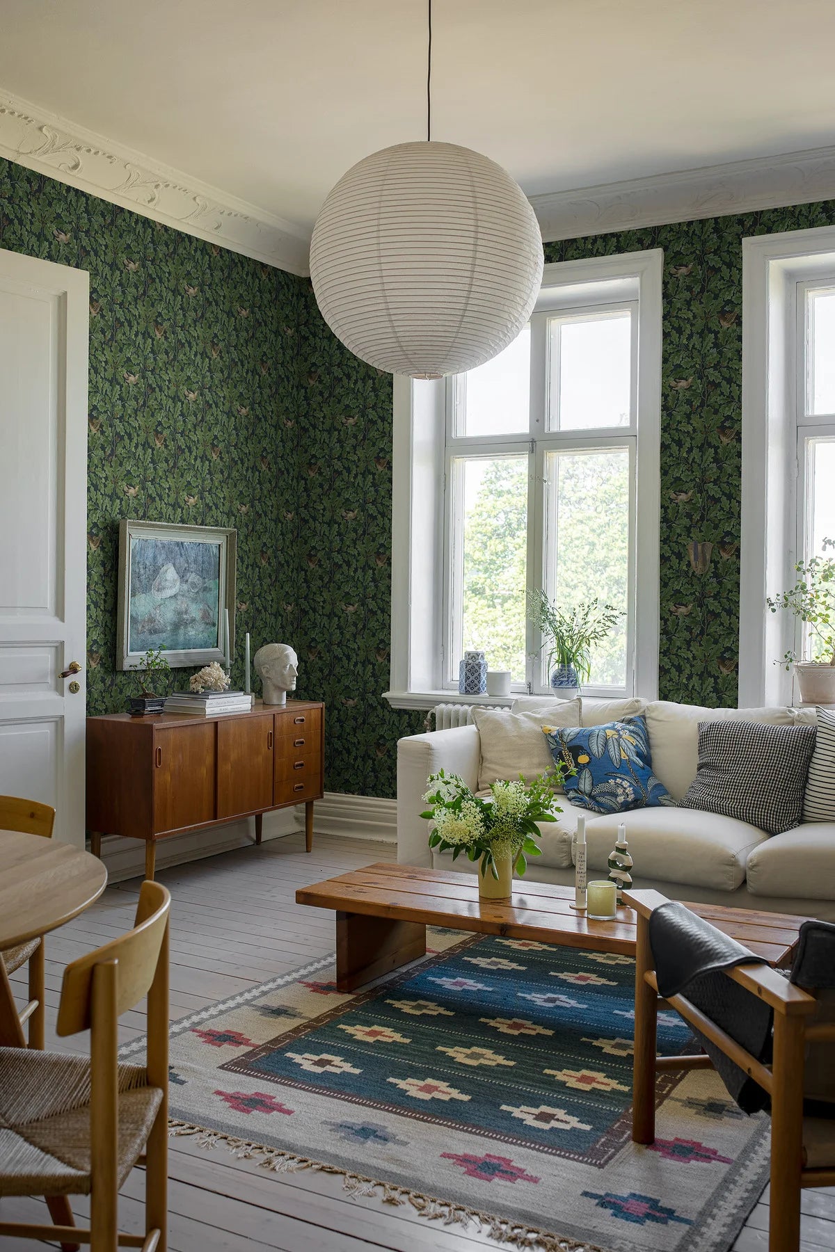 Tapete mit pflanzlichem Blattmotiv IN THE OAK dunkelblau mit grün