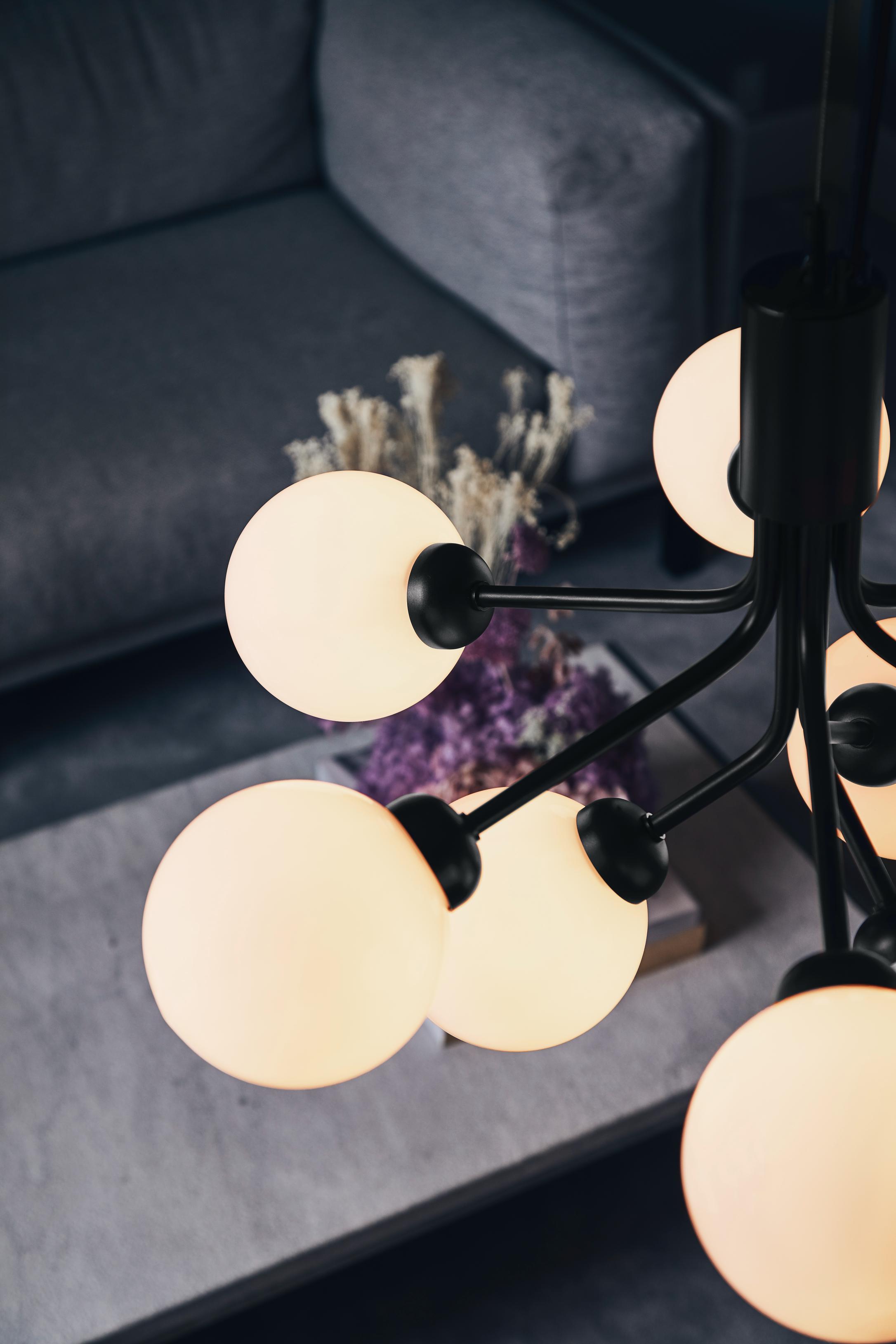 Pendelleuchte APIALES 9 schwarz mit opalem Glas