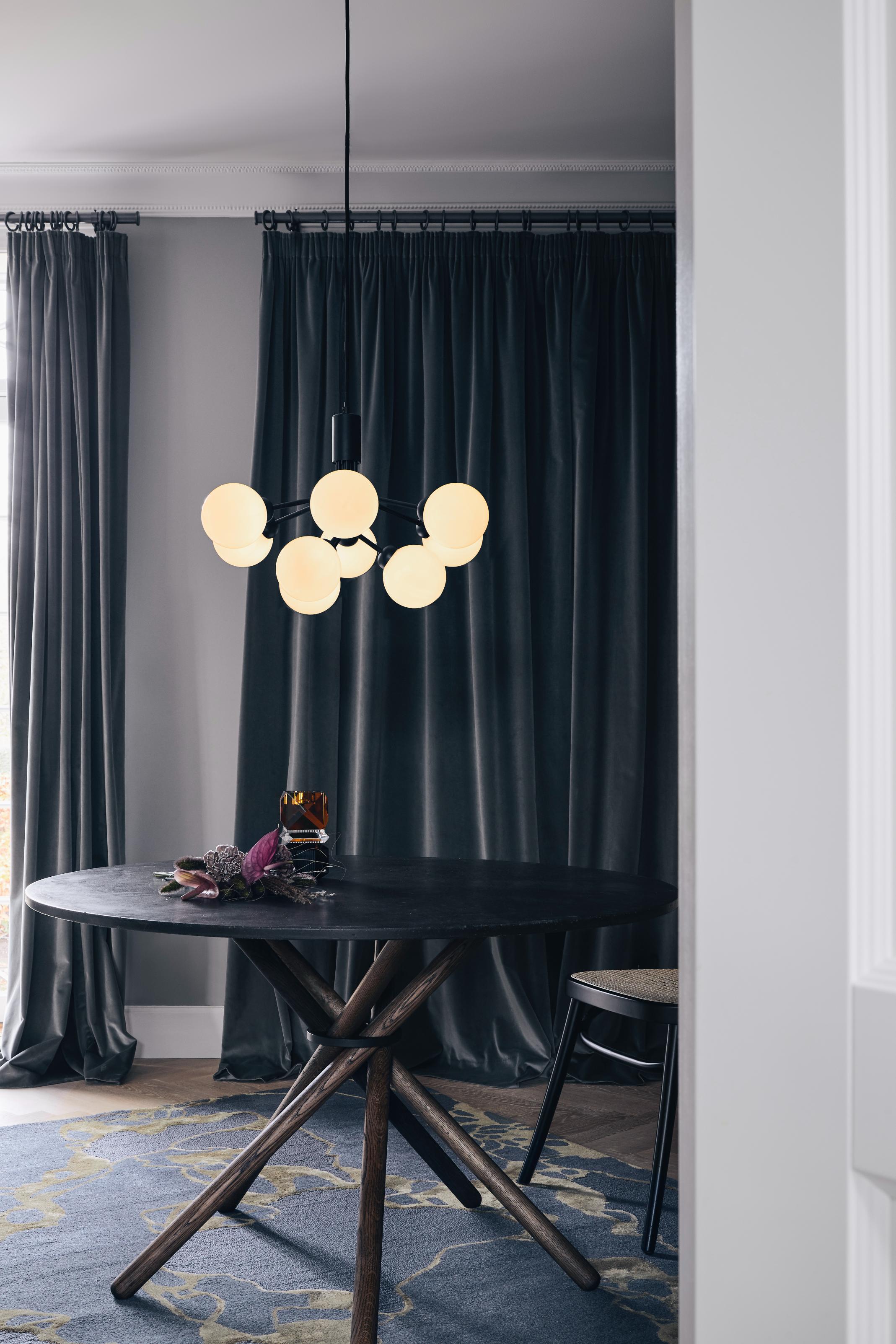 Pendelleuchte APIALES 9 schwarz mit opalem Glas