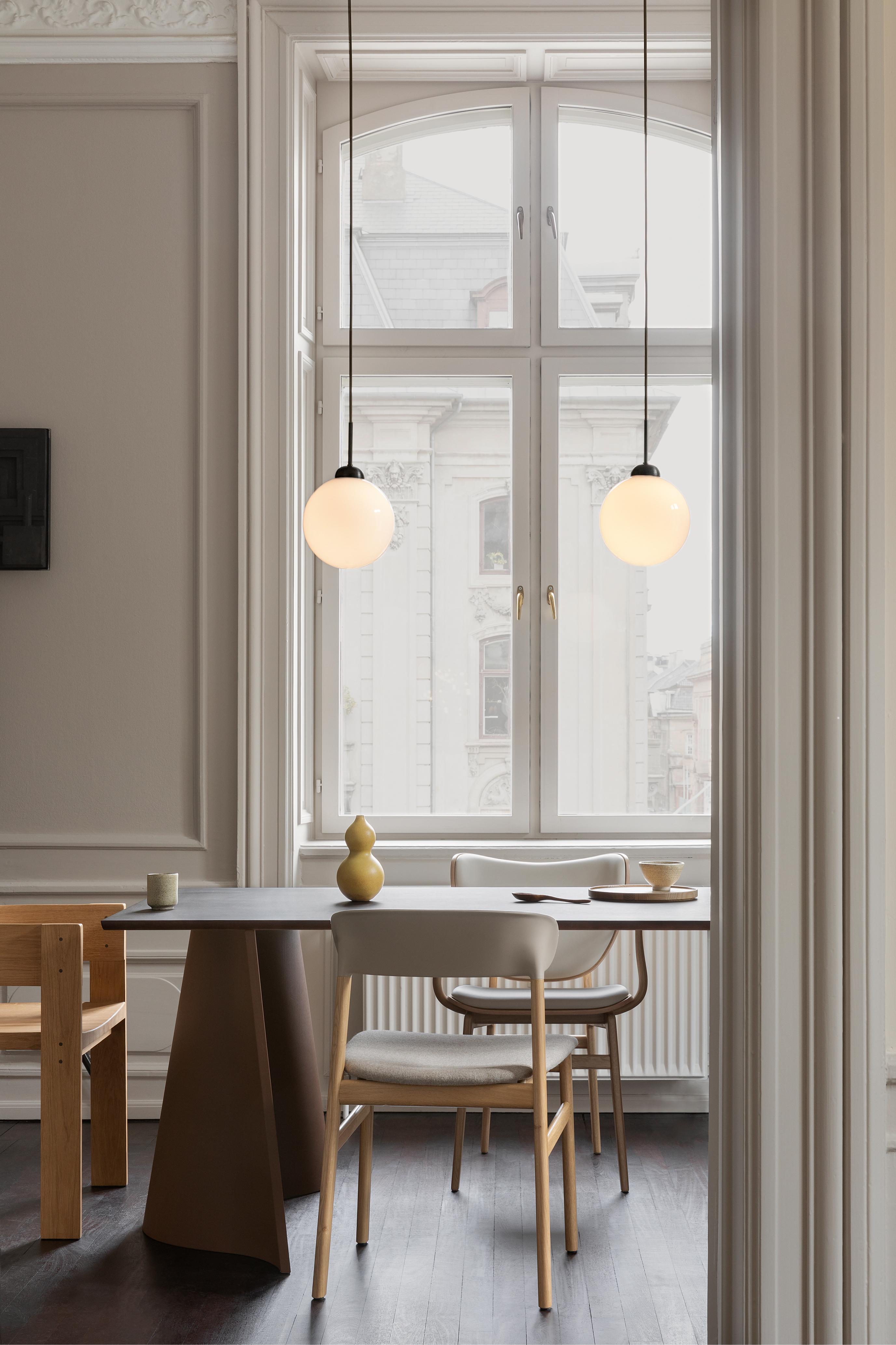 Pendelleuchte APIALES schwarz mit opalem Glas