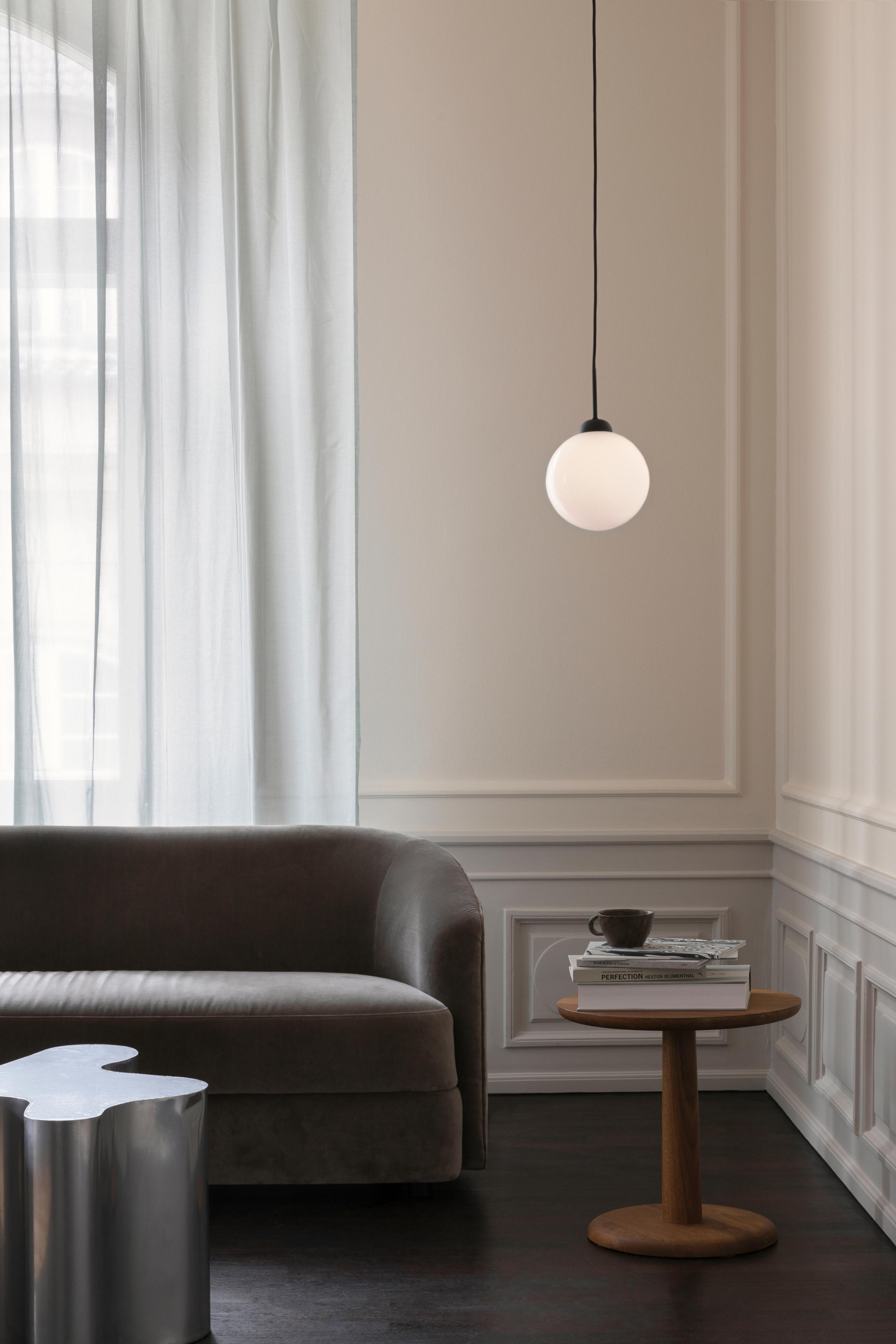 Pendelleuchte APIALES schwarz mit opalem Glas