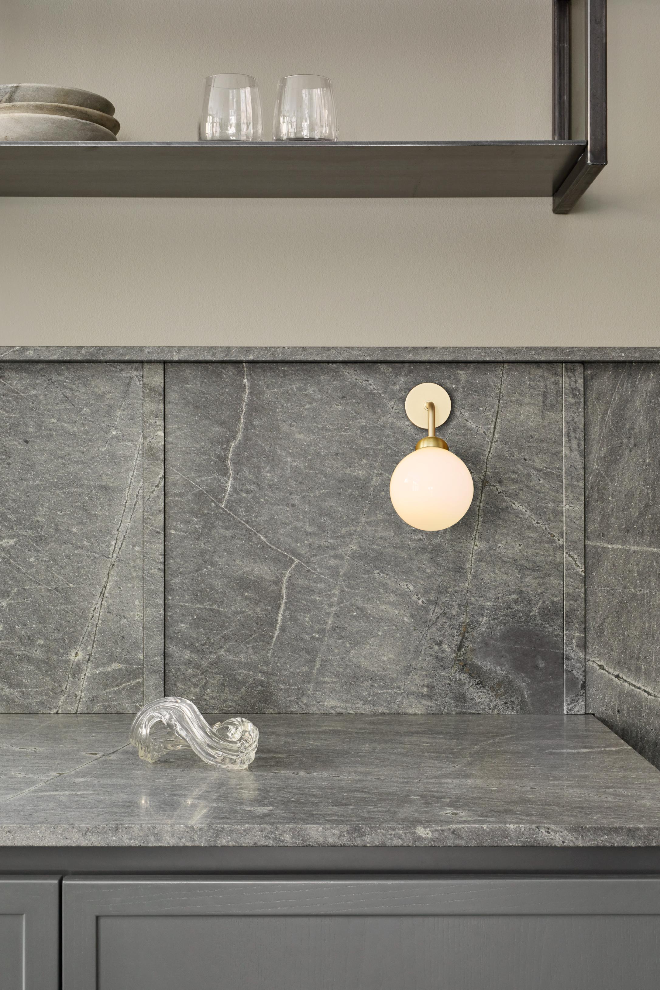 Wandleuchte APIALES aus Messing mit opalem Glas