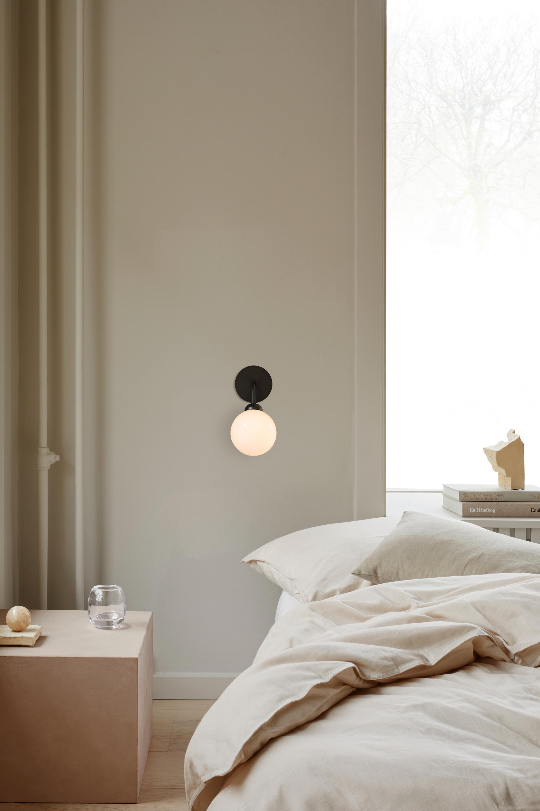 Lampa ścienna APIALES czarny z opalowym szkłem